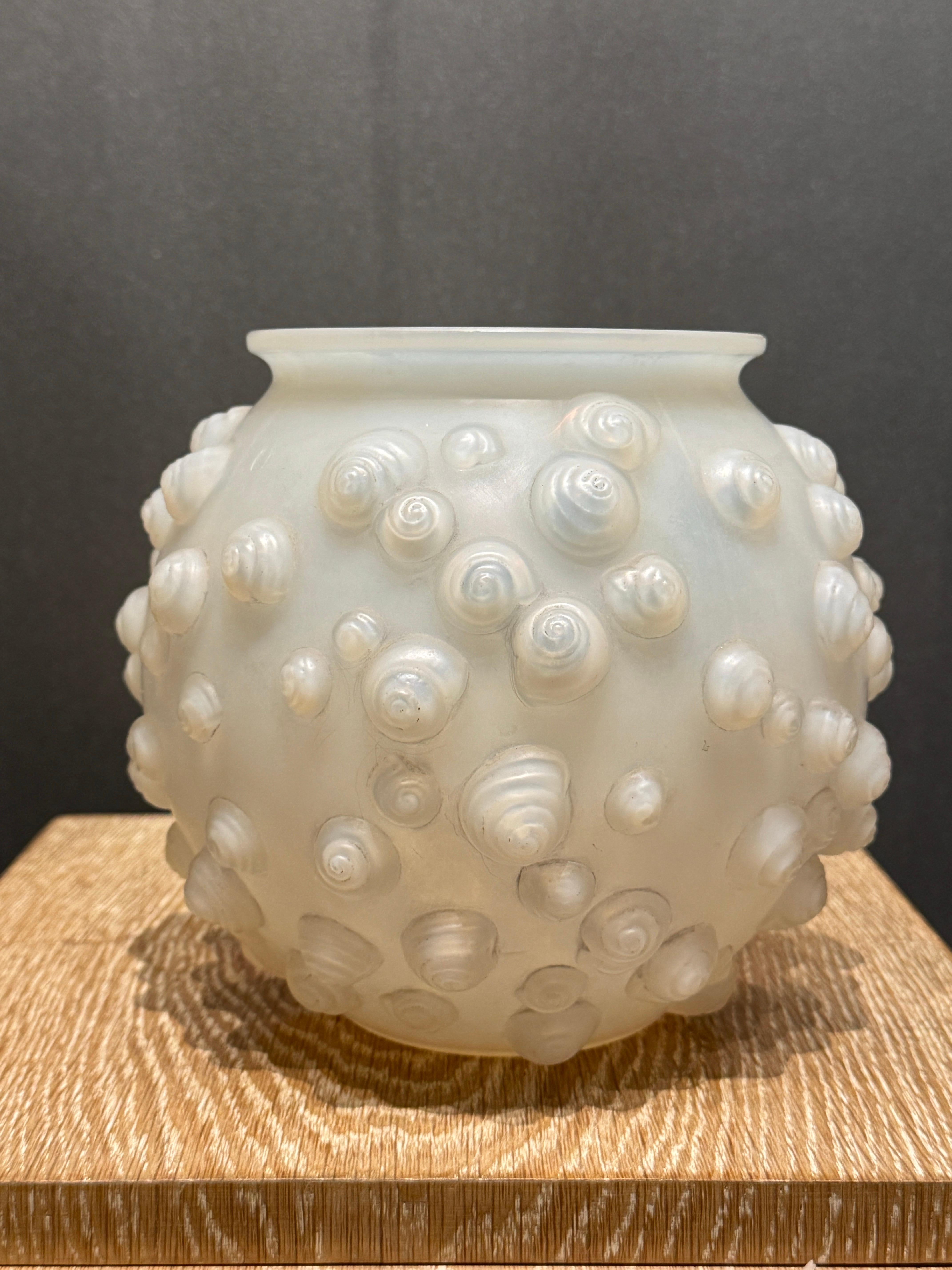 A R.Lalique Opalescent Palissy Art Déco Glass Vase In Excellent Condition For Sale In SAINT-OUEN-SUR-SEINE, FR