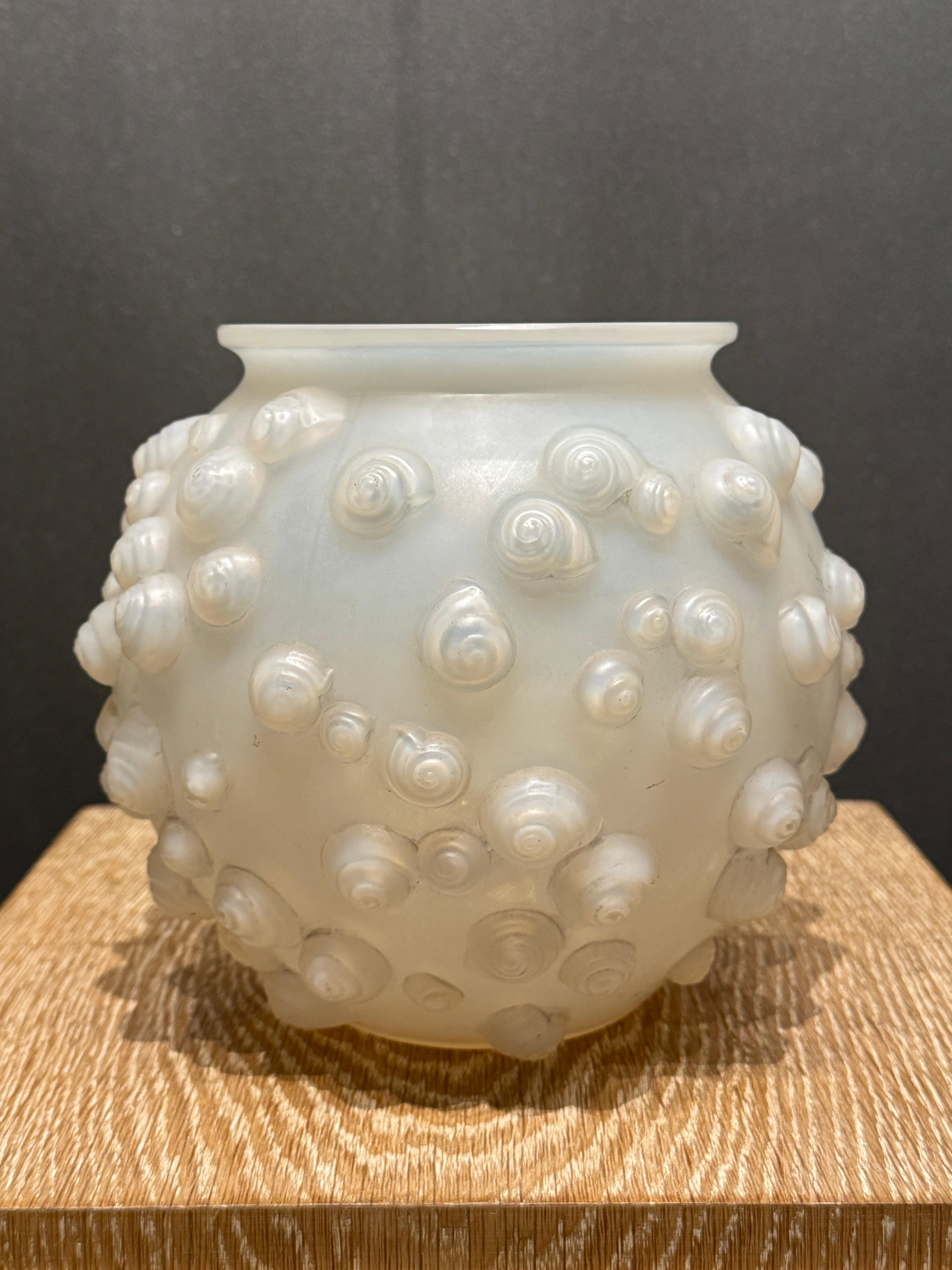 A R.Lalique Opalescent Palissy Art Déco Glass Vase For Sale 1