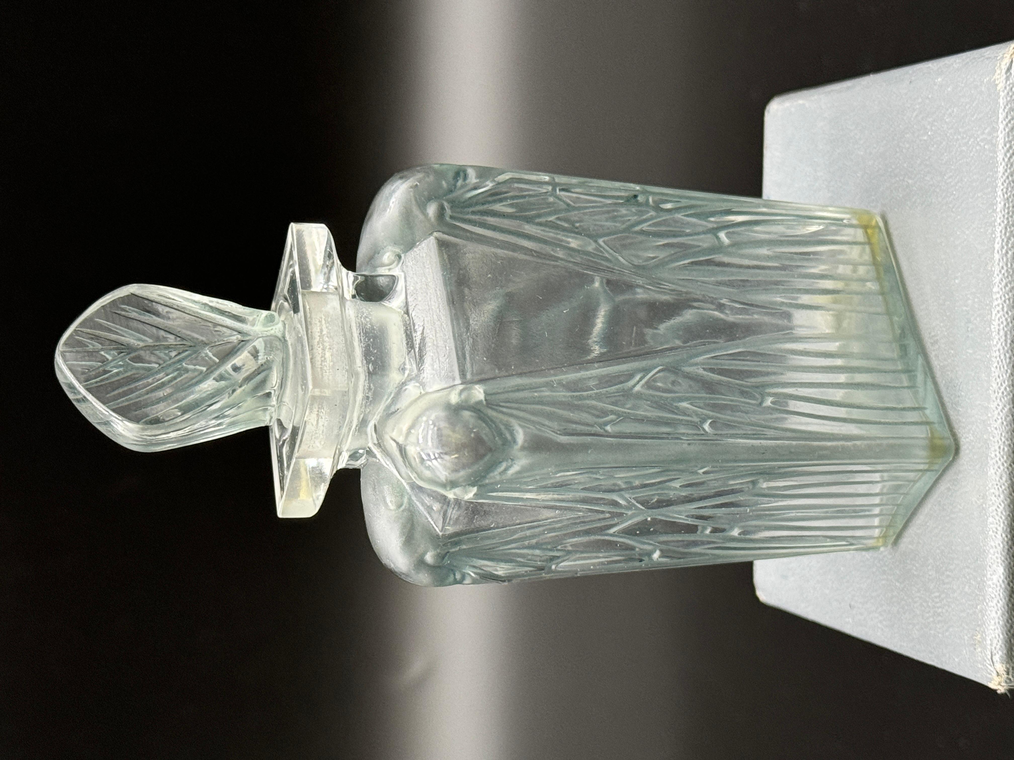 À R.Lalique Perfum
Bottle  Cigalia for the Roger  Gallet Perfums . In Excellent Condition In SAINT-OUEN-SUR-SEINE, FR