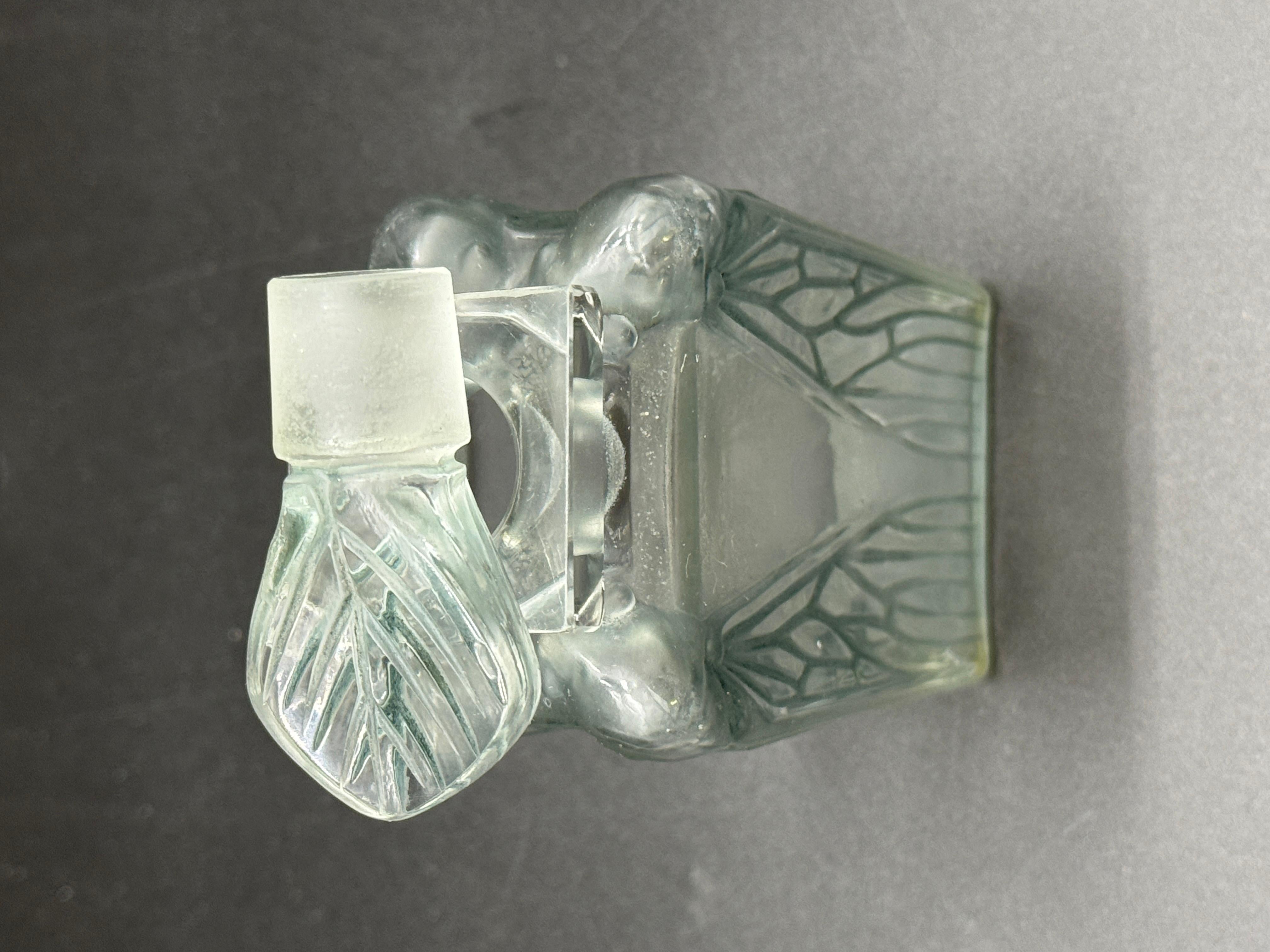 À R.Lalique Perfum
Bottle  Cigalia for the Roger  Gallet Perfums . 1