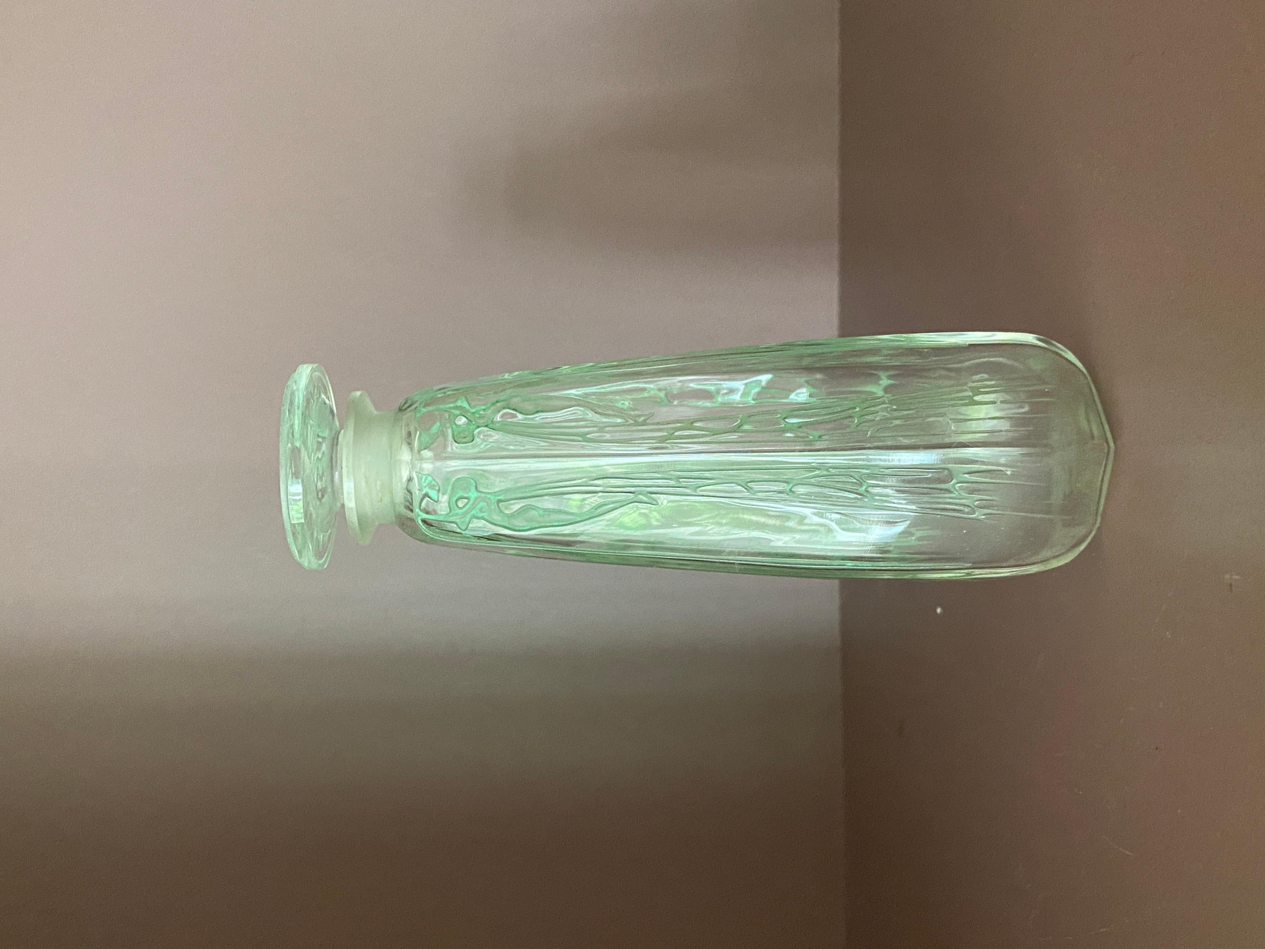 Il flacone di profumo Cyclamen è un forte esempio di Art Nouveau dello stile di R&R Lalique all'inizio del XX secolo.

Le signore farfalla sono rappresentate sulle diverse superfici della bottiglia in diverse posizioni e si avvicinano ai soggetti