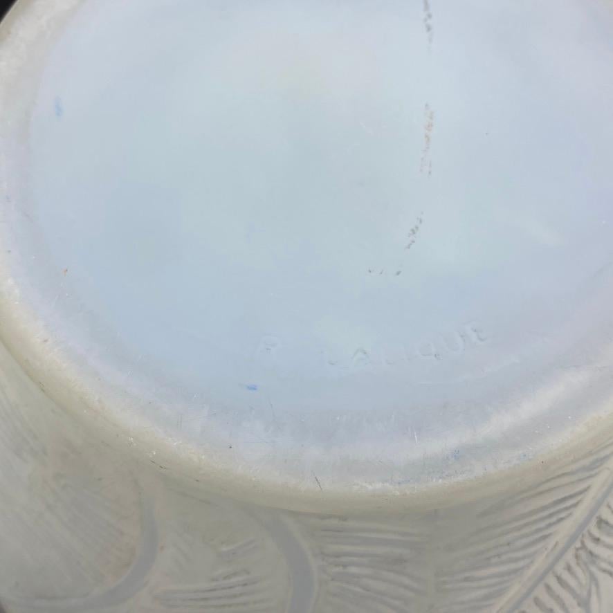 A R.lalique Plumes vase in opalescent glass For Sale 1