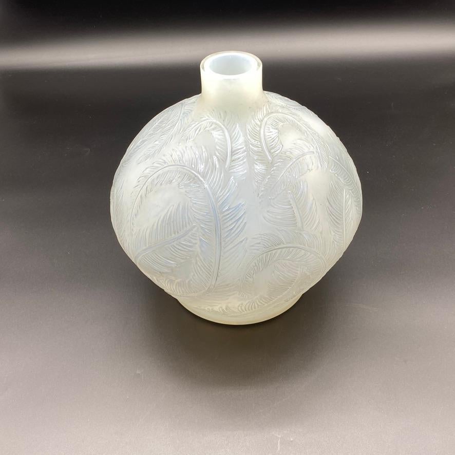 French A R.lalique Plumes vase in opalescent glass For Sale