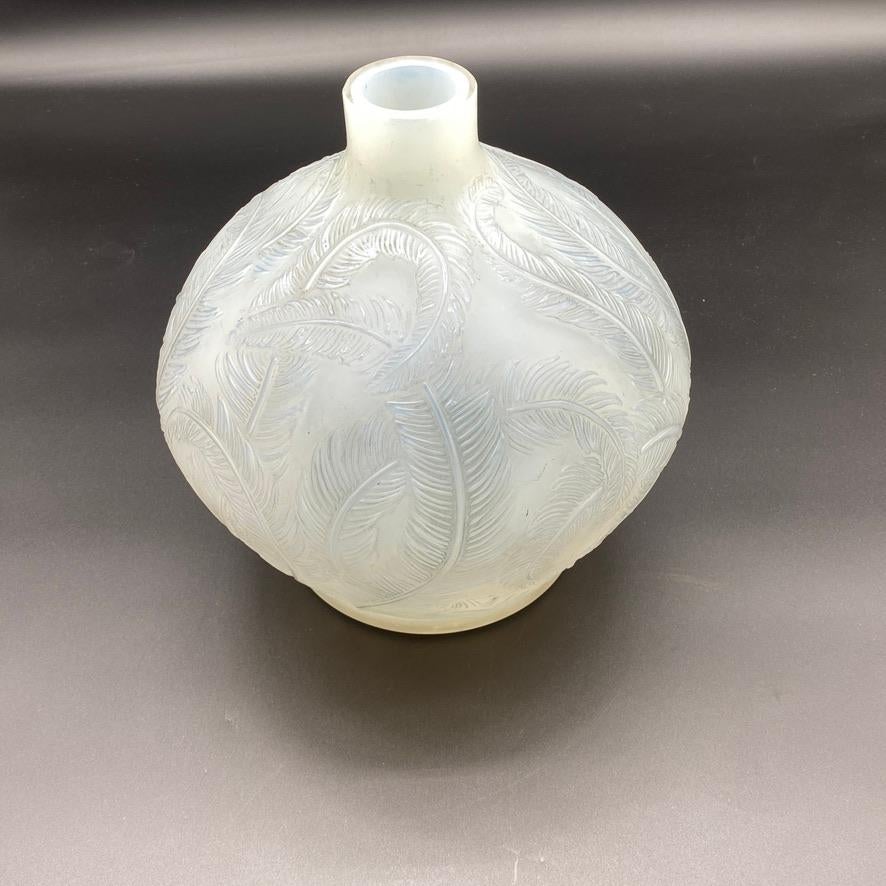Molded A R.lalique Plumes vase in opalescent glass For Sale