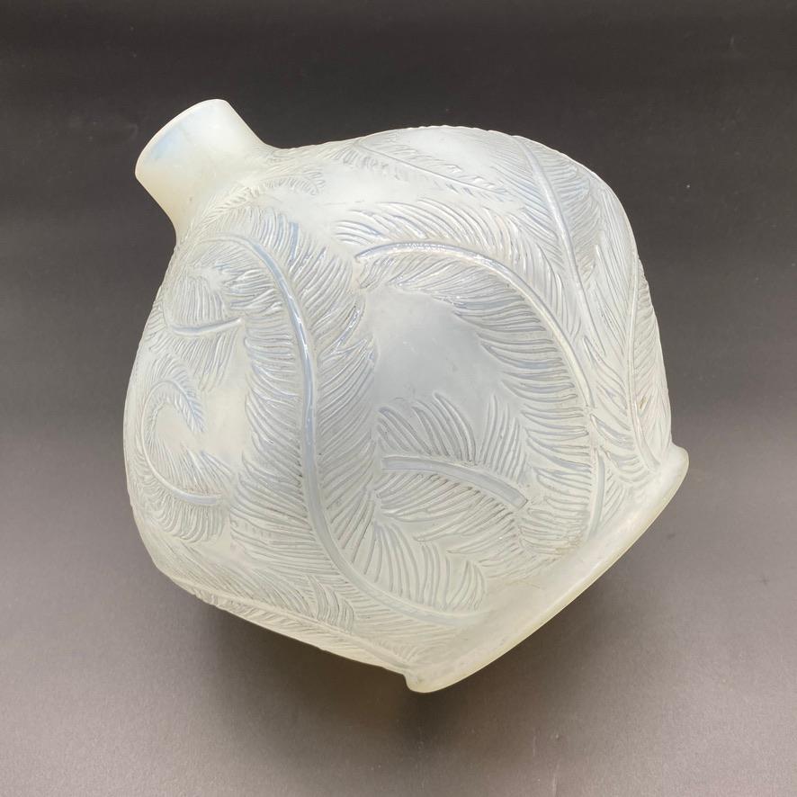 Early 20th Century A R.lalique Plumes vase in opalescent glass For Sale