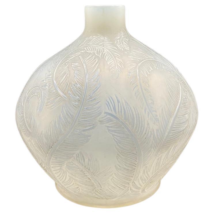 A R.lalique Plumes vase in opalescent glass For Sale