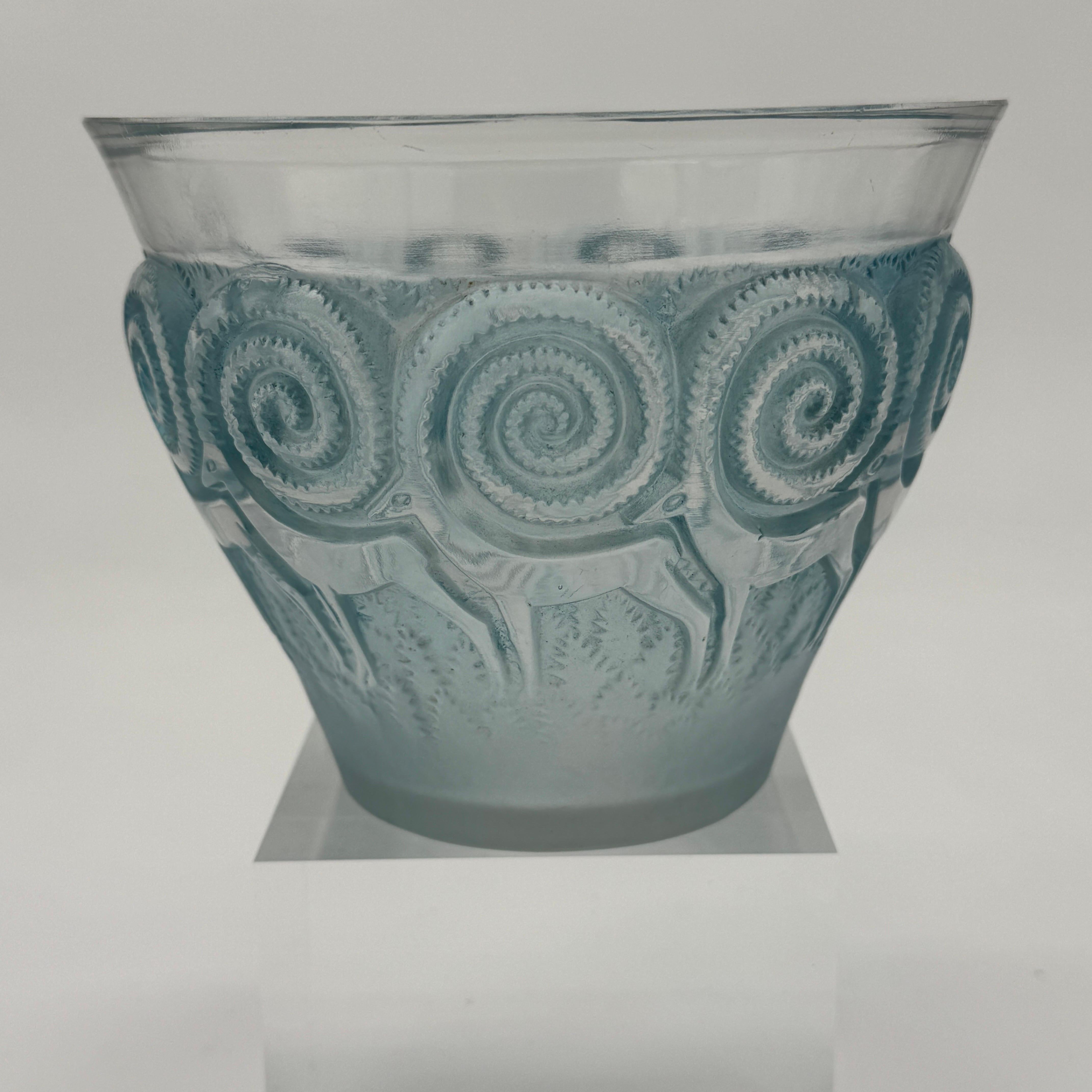Il vaso Rennes è stato creato nel 1933 da R.Lalique in vetro bianco.

Questo esemplare è in vetro patinato bianco e blu.

Il vaso è in ottime condizioni e presenta una firma in stampatello sabbiato.

