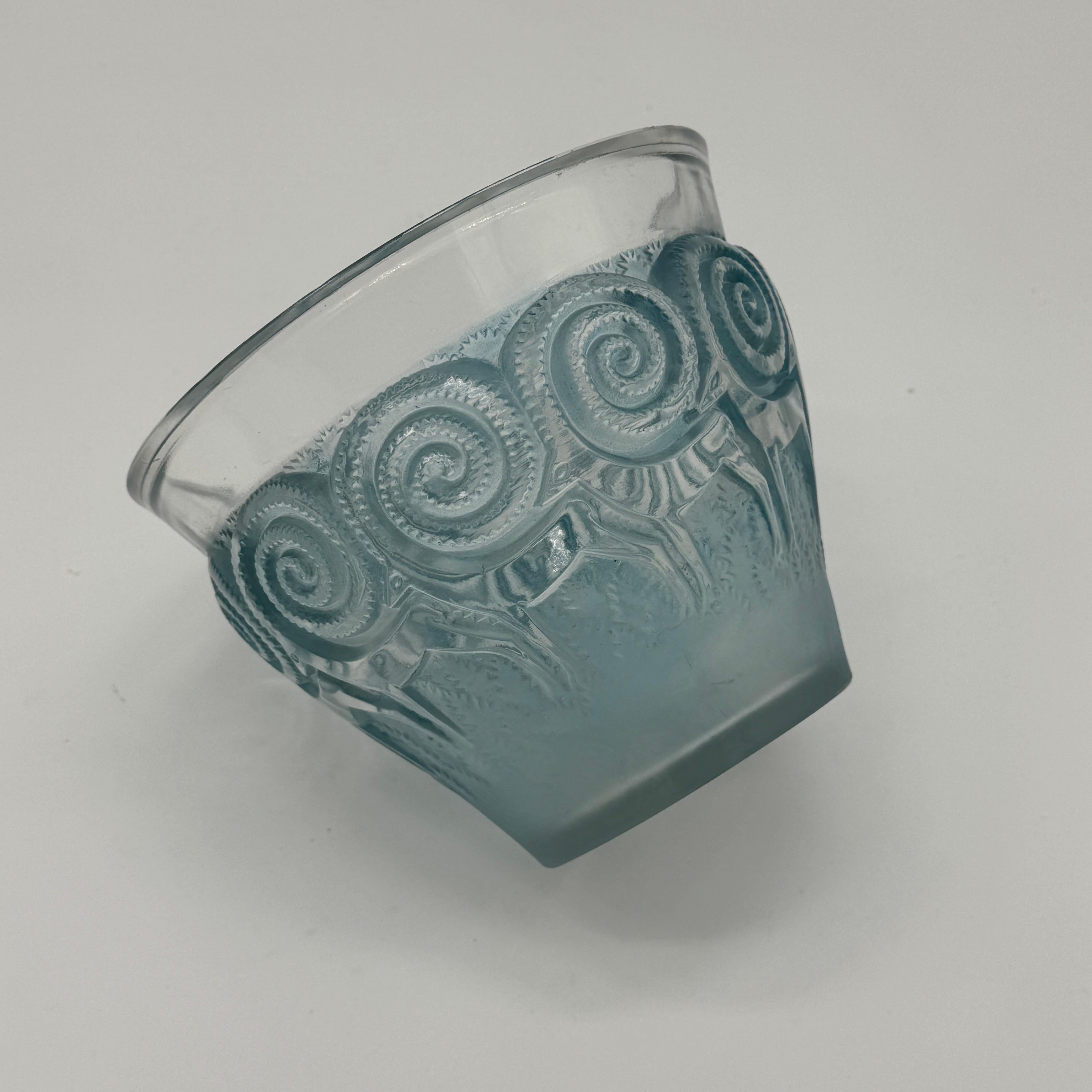 Metà XX secolo Un vaso in vetro Art Déco R&R ART di Lalique Rennes in vendita