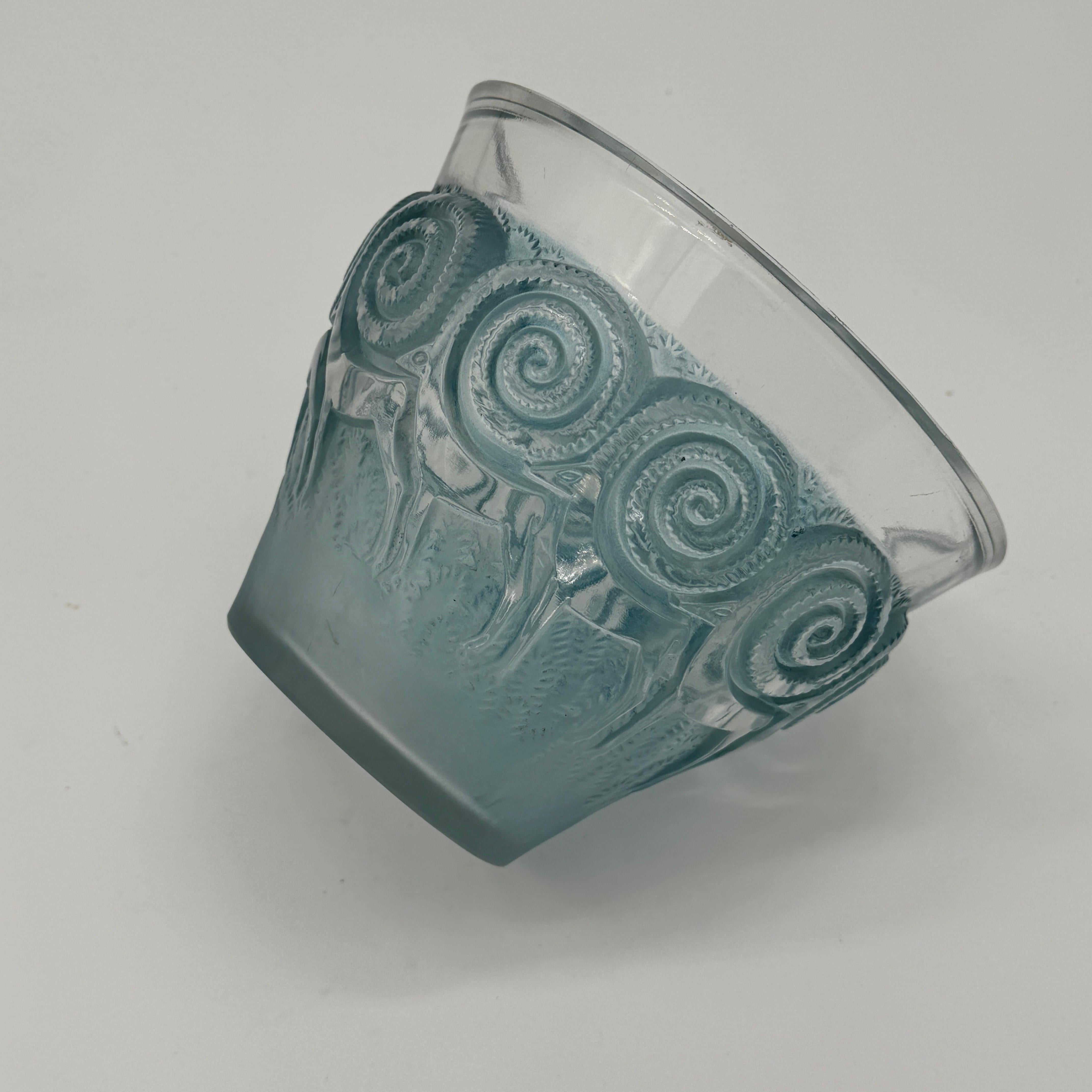 Vetro Un vaso in vetro Art Déco R&R ART di Lalique Rennes in vendita