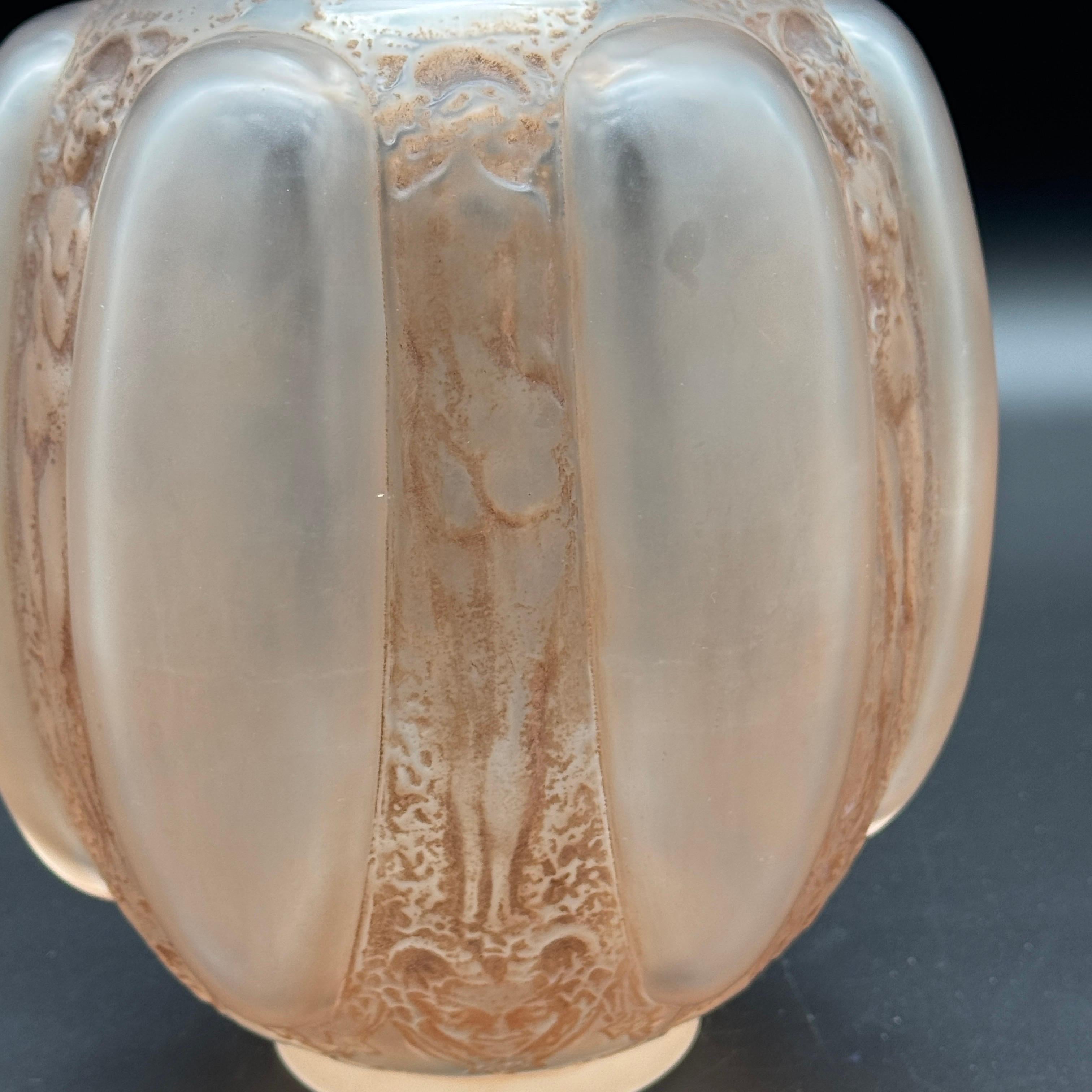 The Six Figurines and Masks Vase was created in 1919 in white glass .
The vase is a typical exemple of R.Lalique ´s classical background .
The Figures and Masks are inspired by Benvenuto Celinni’s sculptures .
All figures stand in différent