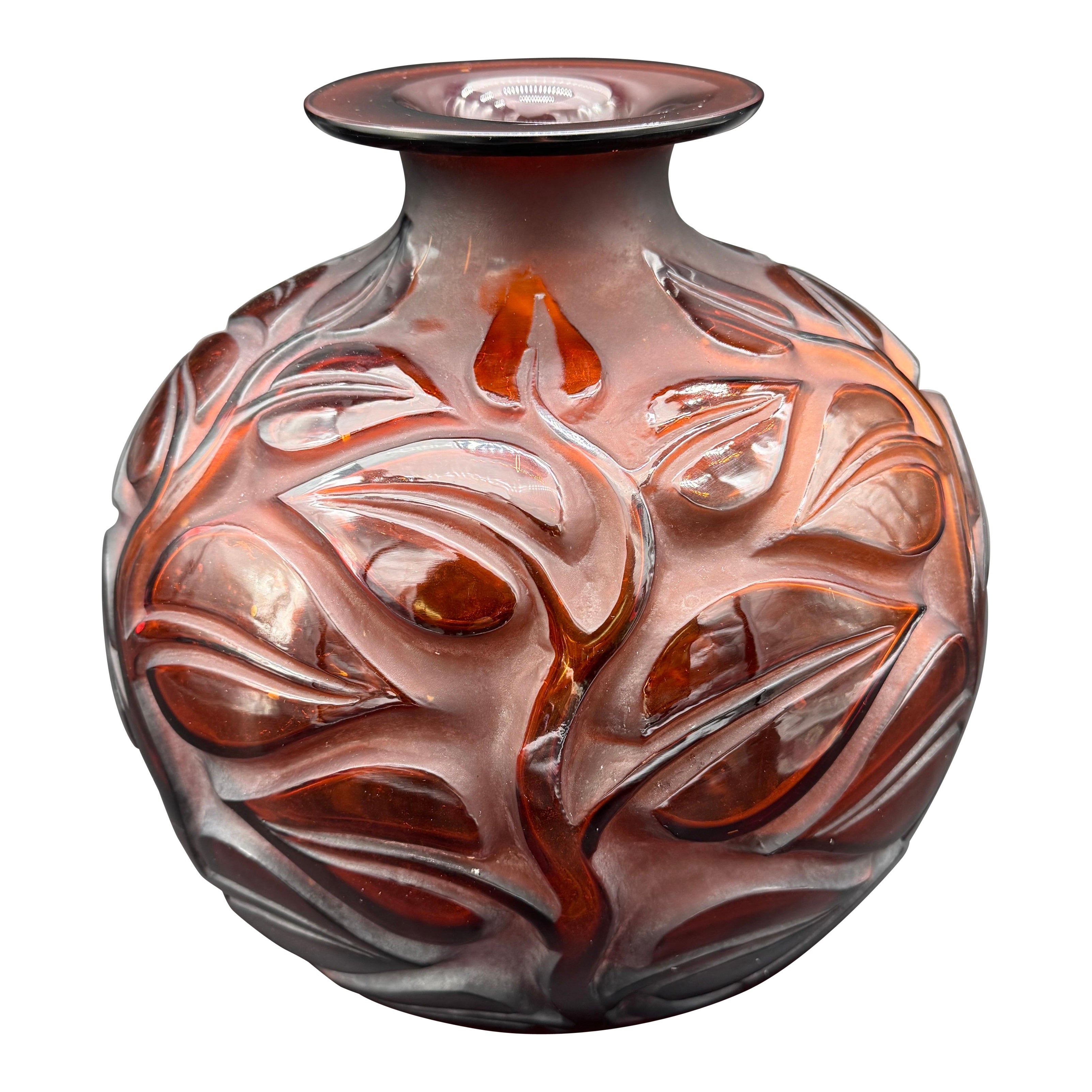 Un vaso R.Lalique Sophora in vetro color ambra