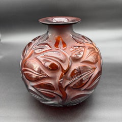 Un vaso R.Lalique Sophora in vetro color ambra