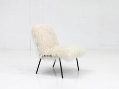 Chaise de cheminée Robert par Pierre Guariche tapissée en Pierre Frey