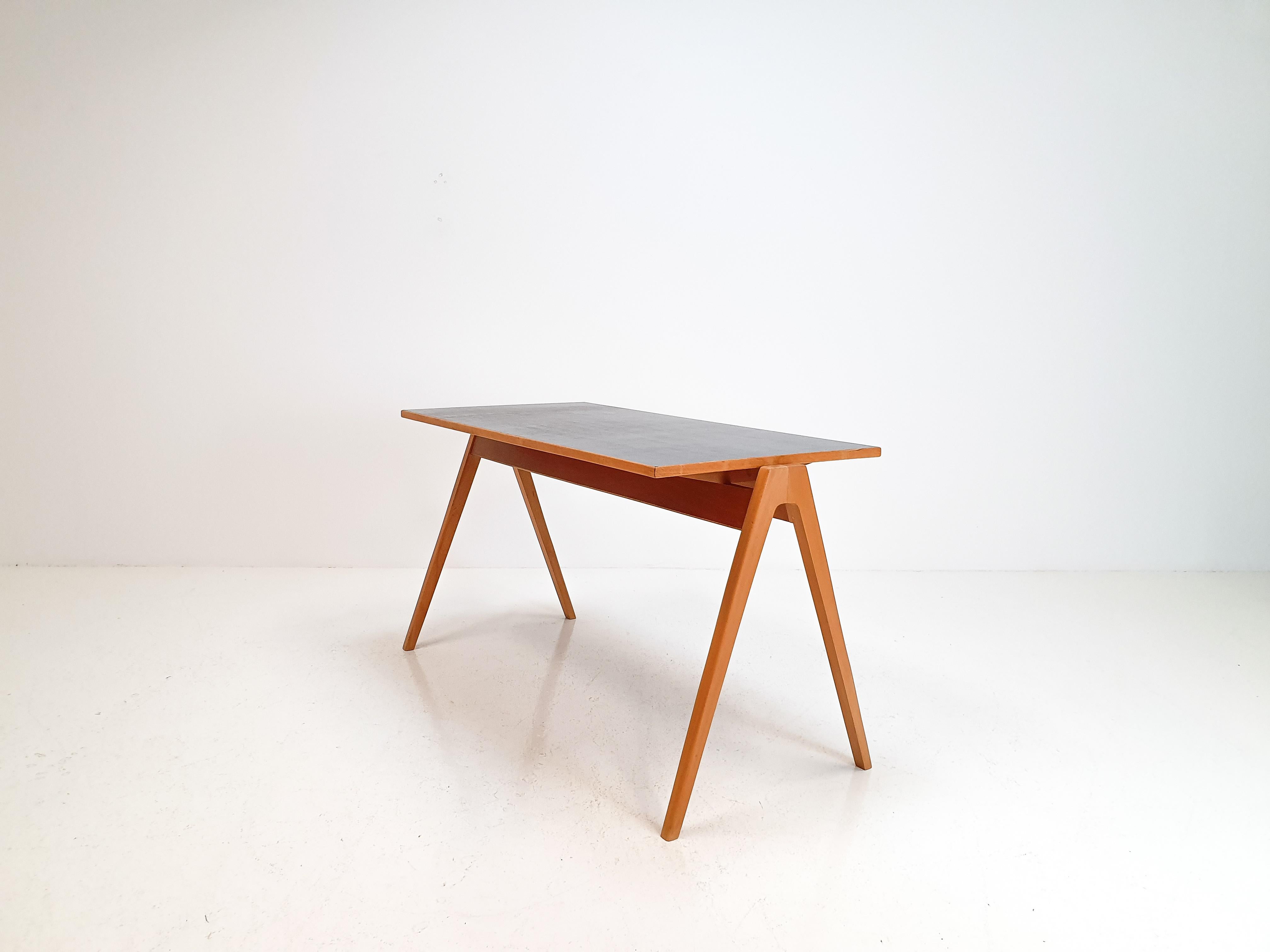 Robin Day Hillestak Table/Desk with Black Warerite Top for Hille, 1950s In Good Condition In London Road, Baldock, Hertfordshire