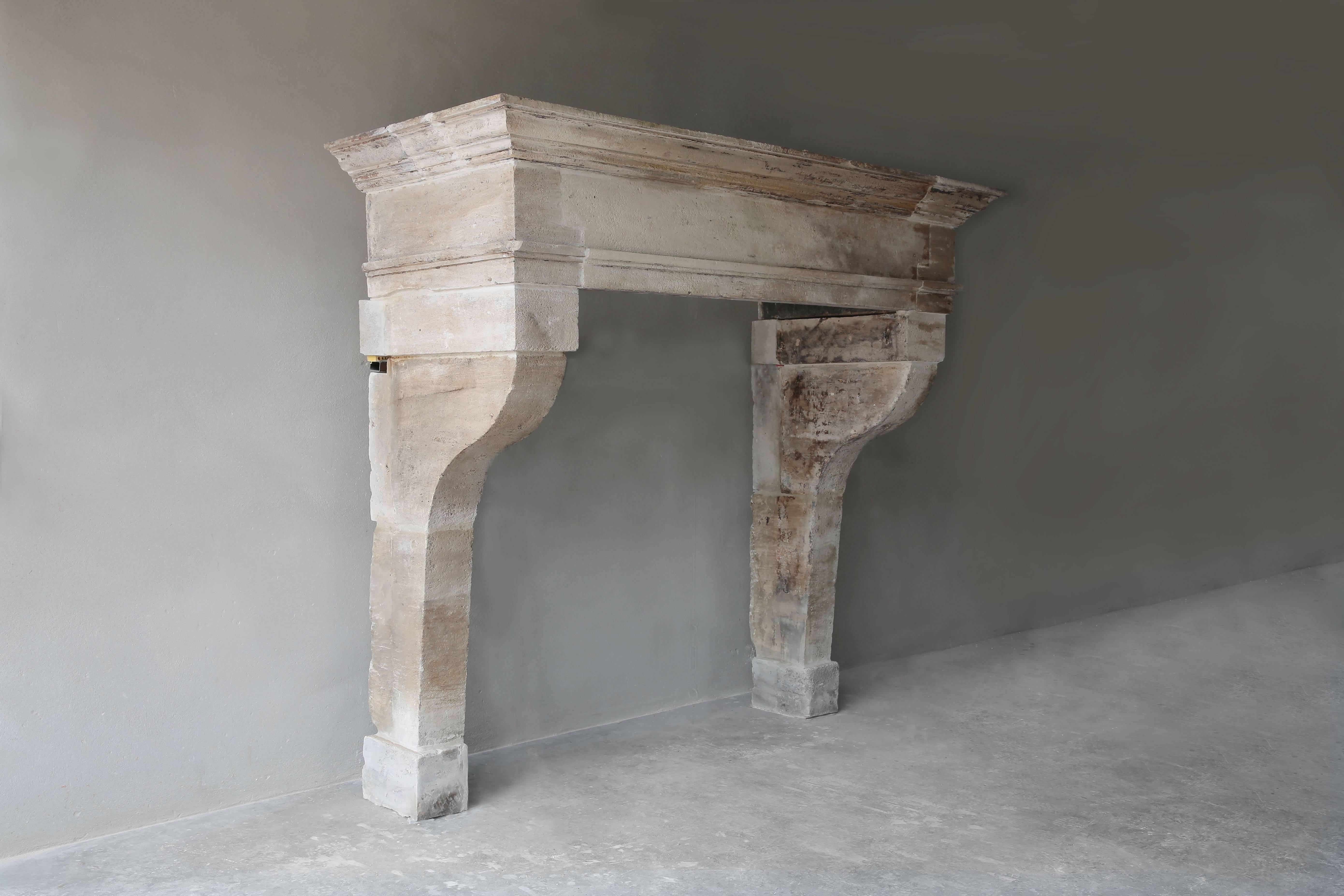 This is now a typical example of a truly robust antique fireplace that can rightly be called 'castle chimney'. A beautiful specimen with an authentic look. The cornice is no less than 14 cm high and is beautiful because of the nice shape. The legs