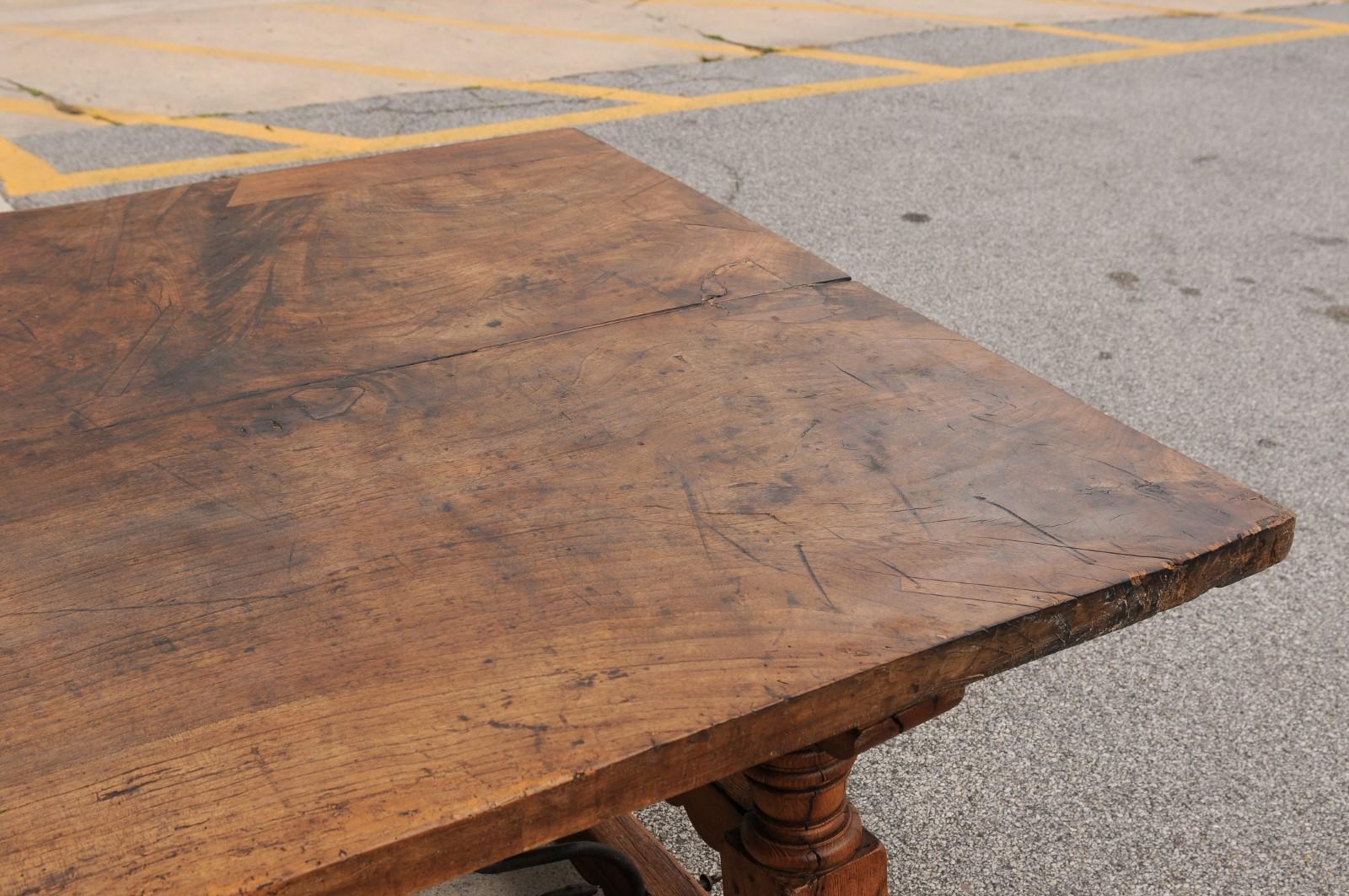 Una robusta mesa de comedor italiana de 3 metros con patas de caballete talladas y camilla de hierro en venta 1