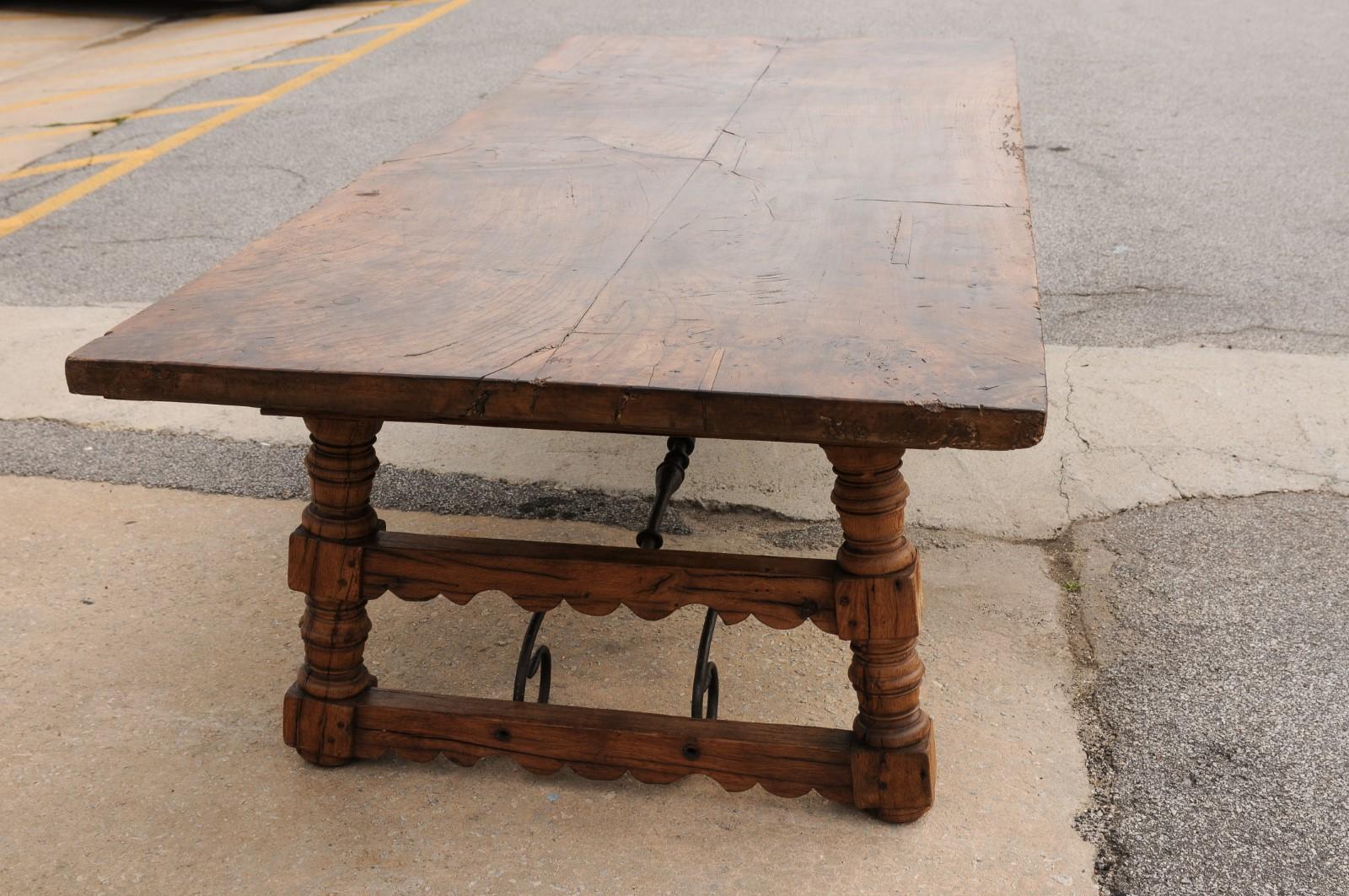 Una robusta mesa de comedor italiana de 3 metros con patas de caballete talladas y camilla de hierro en venta 3