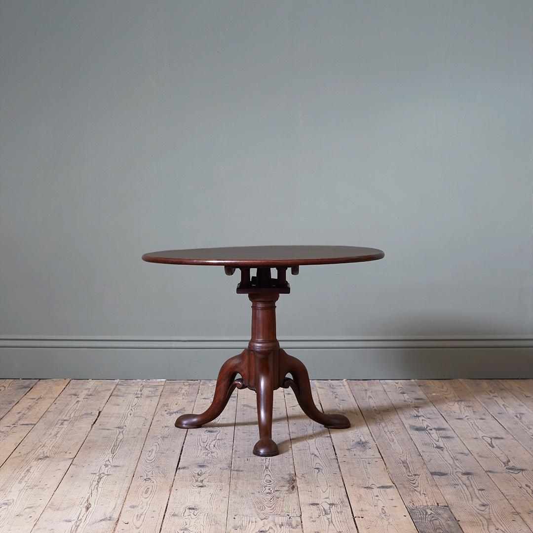 English A Robustly Drawn George II Mahogany Circular Tripod Table For Sale