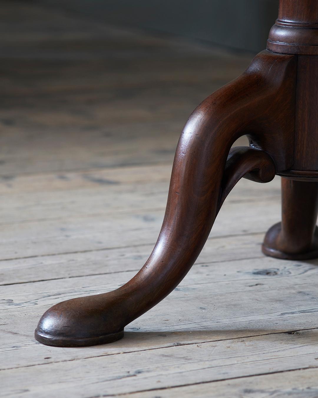 A Robustly Drawn George II Mahogany Circular Tripod Table In Good Condition For Sale In London, GB