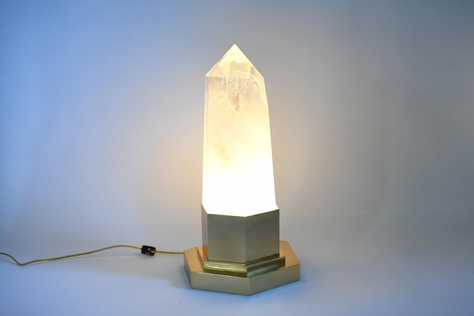 XXIe siècle et contemporain Lampe obélisque en cristal de roche par Phoenix en vente