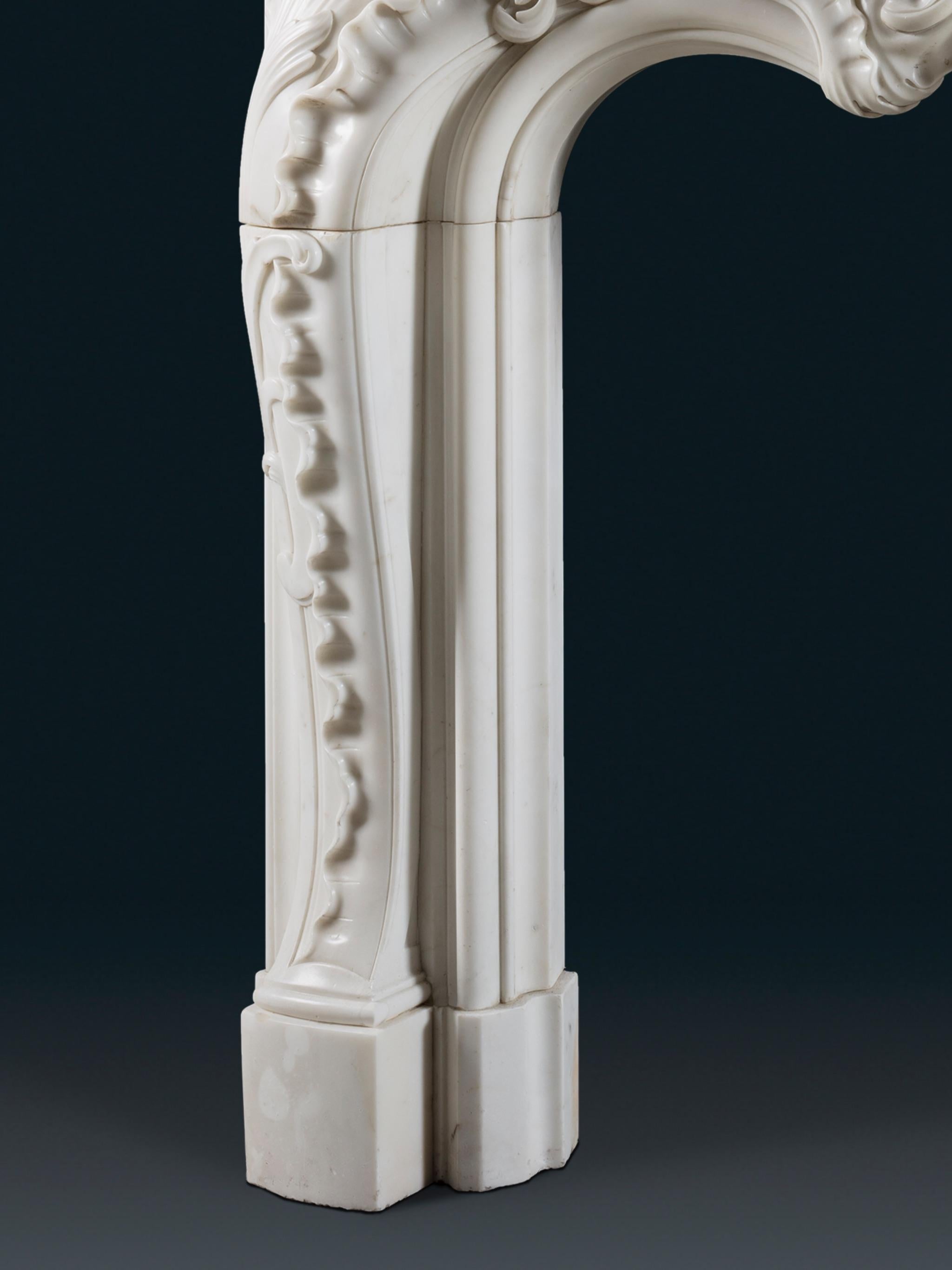 A Rococo Chimneypiece of Character & Scale in White Statuary Marble In Good Condition For Sale In London, GB