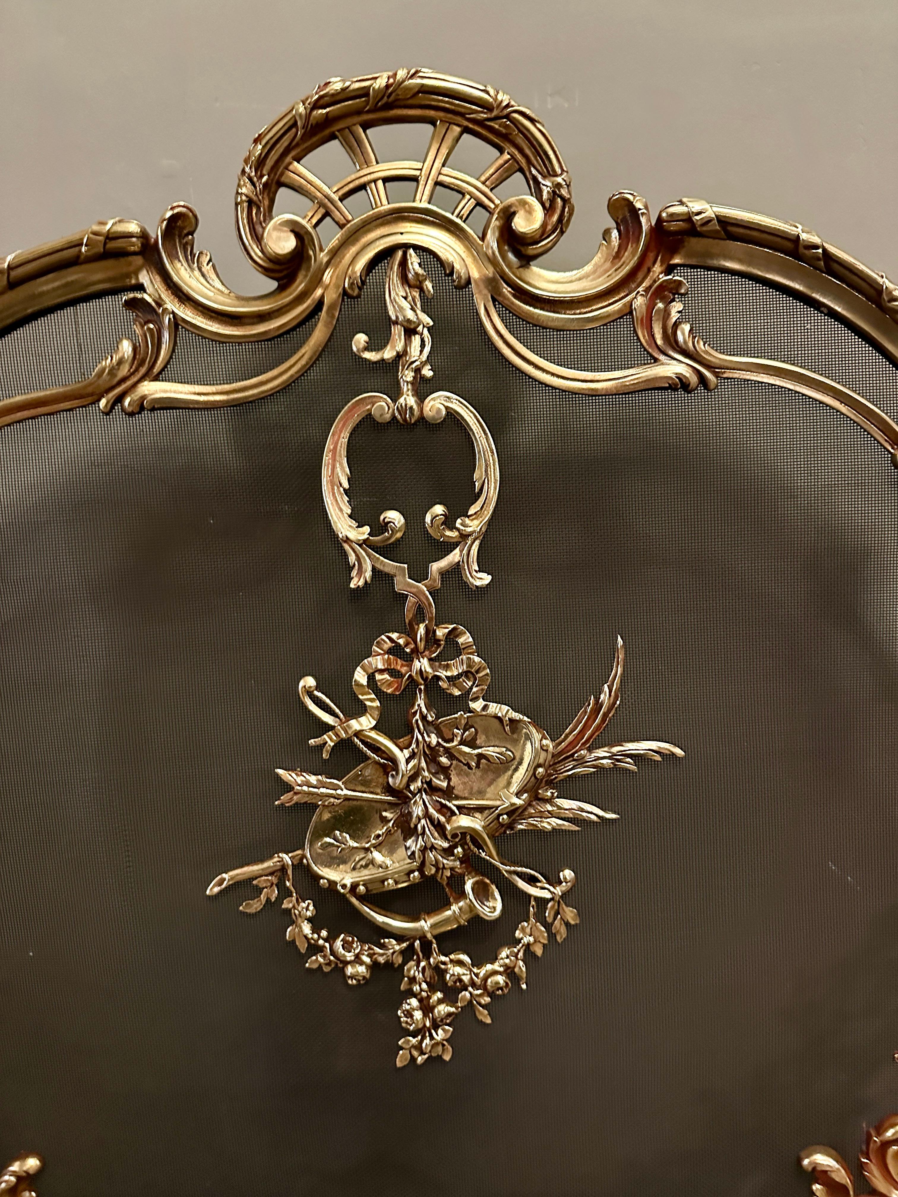 Un antico parafuoco francese in bronzo dorato di gusto rococò, decorato in modo elaborato e incredibilmente ben realizzato dai fratelli Bouhon di Parigi. Timbrato e firmato sul retro. Rete antincendio originale. restaurata con cura.

Fino al 1898,