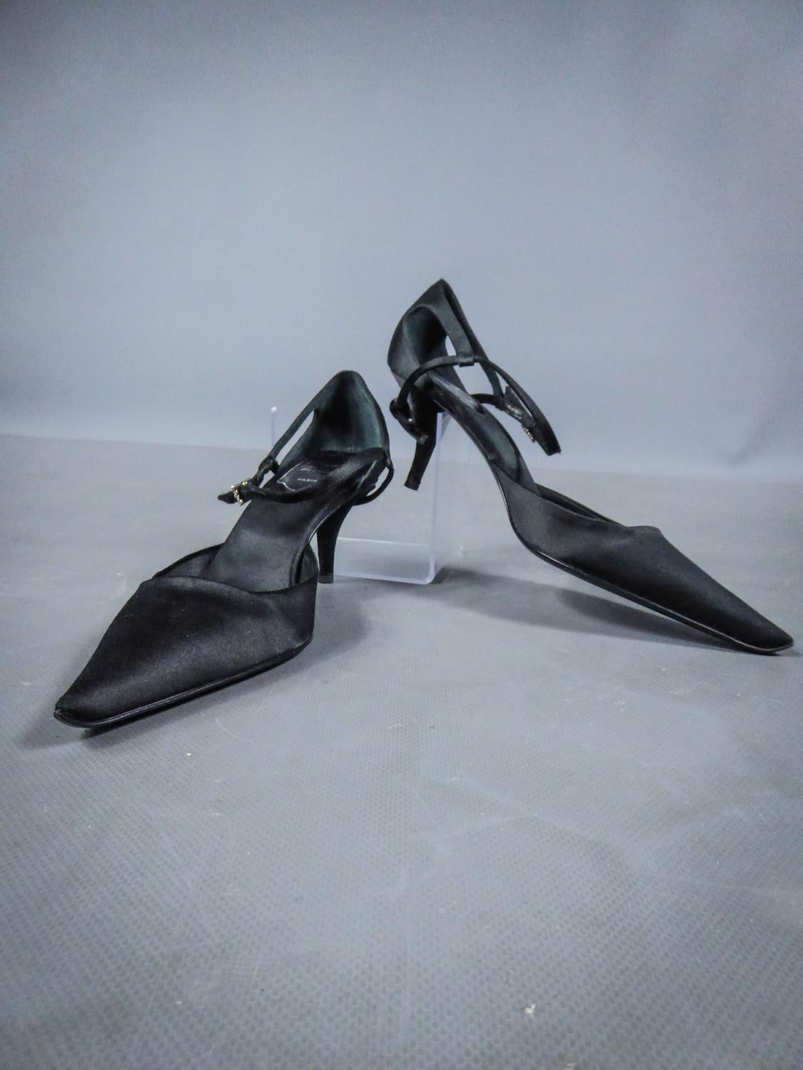 Ungefähr 2000
Frankreich

Neuwertiges Paar Abendpumps von Roger Vivier aus schwarzem Seidensatin aus dem Jahr 2000. Schuhe mit Stiletto-Absatz mit spitzer Form vorne, verziert mit einer Schleife aus dem gleichen Stoff an der Ferse. Schließt durch