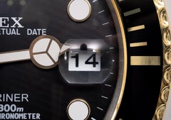 Eine Rolex Oyster Perpetual Date Submariner Wanduhr zu Werbezwecken