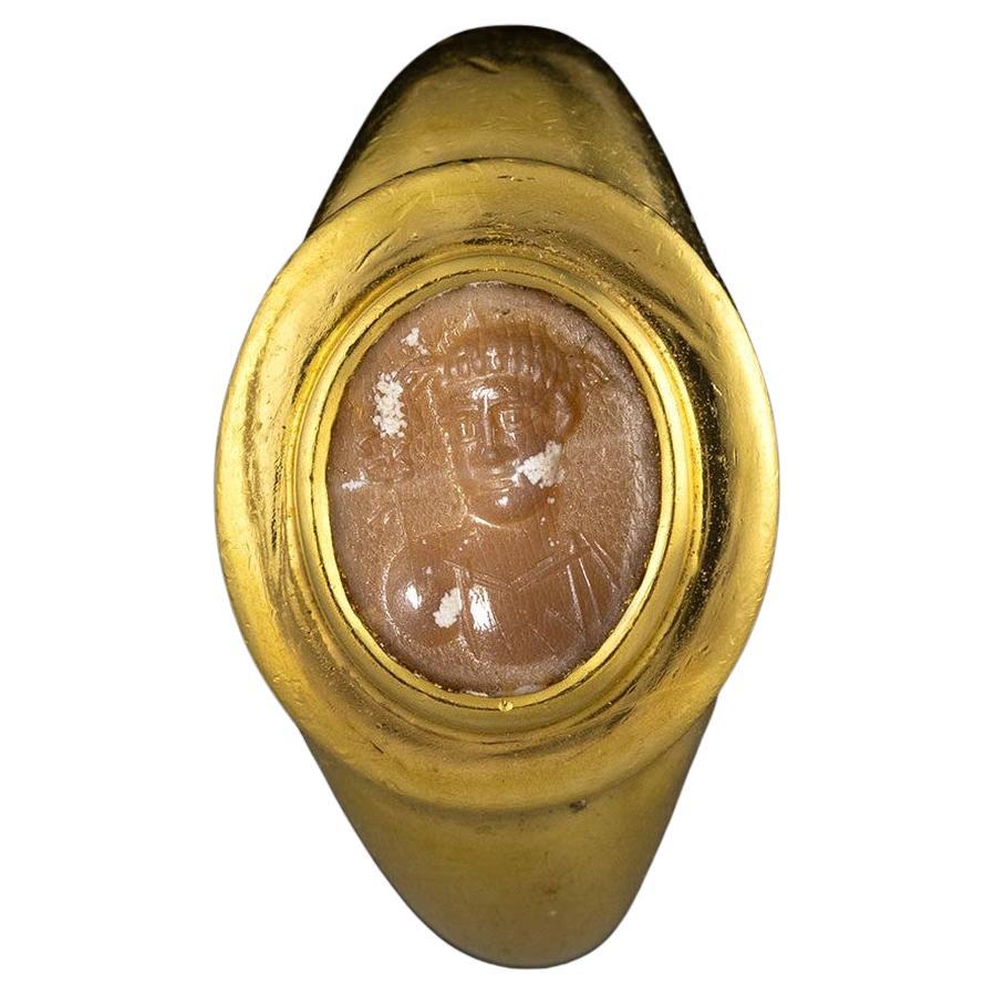Romain classique Intaille en agate brûlée romaine sertie dans une bague en or moderne pour homme Buste d'Hermès en vente
