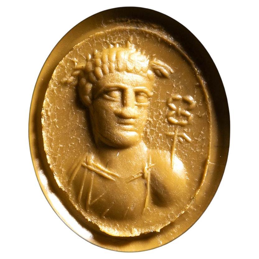 Non taillé Intaille en agate brûlée romaine sertie dans une bague en or moderne pour homme Buste d'Hermès en vente