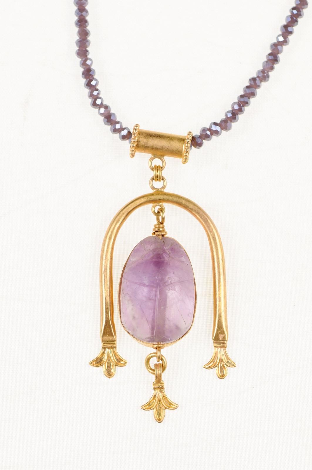 Roman Egyptian 100 AD Lavender Colored Scarab and 21-Karat Gold Pendant In Good Condition For Sale In Atlanta, GA