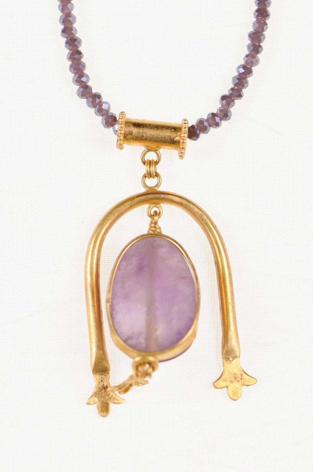 Roman Egyptian 100 AD Lavender Colored Scarab and 21-Karat Gold Pendant For Sale 2