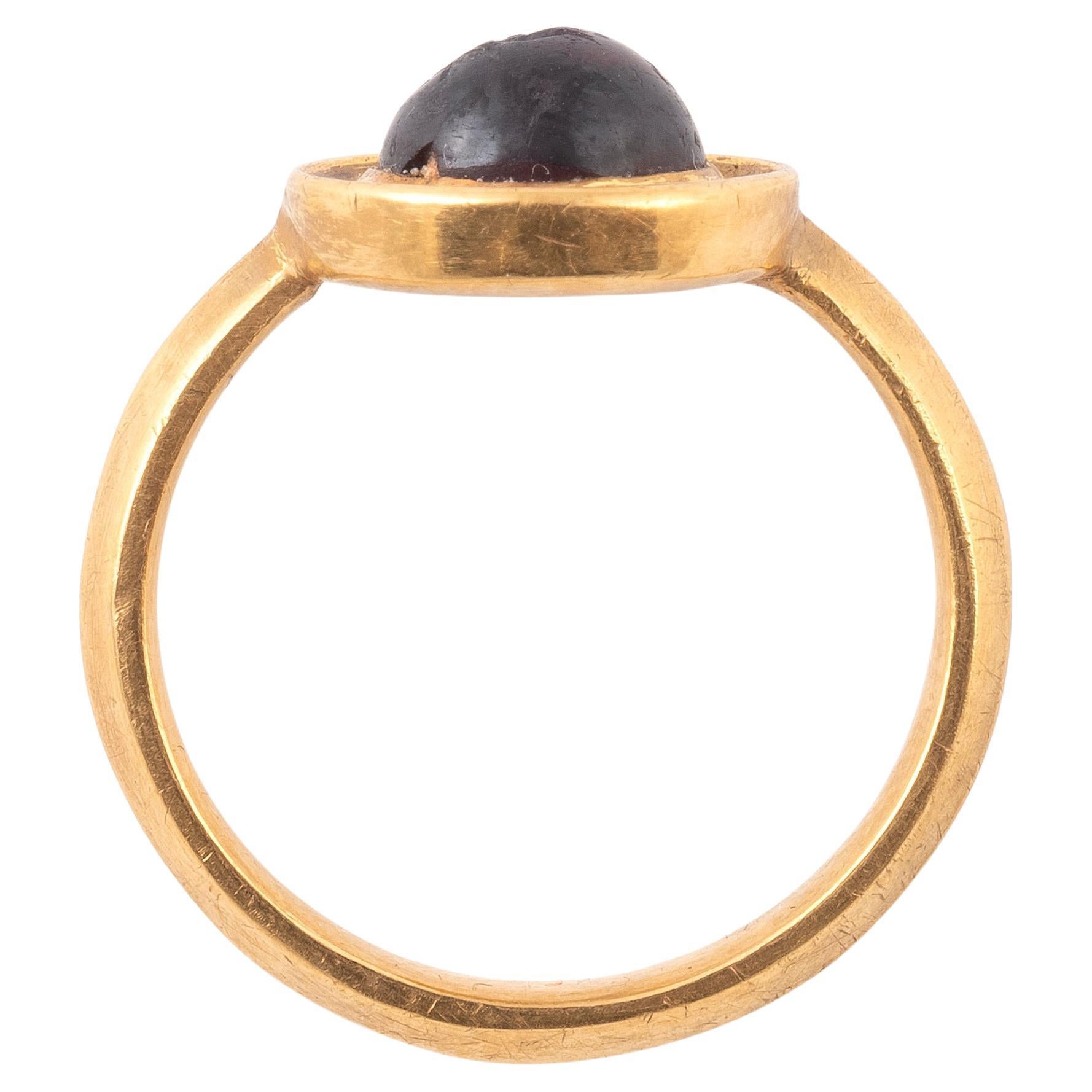 Une intaille en grenat romain sertie dans une bague en or. Sauterelle.

1er siècle après J.-C.

Belle représentation de l'insecte, tourné vers la gauche. 

Haut 12 mm 
Taille de l'anneau 61/4
Poids : 6,95 gr
