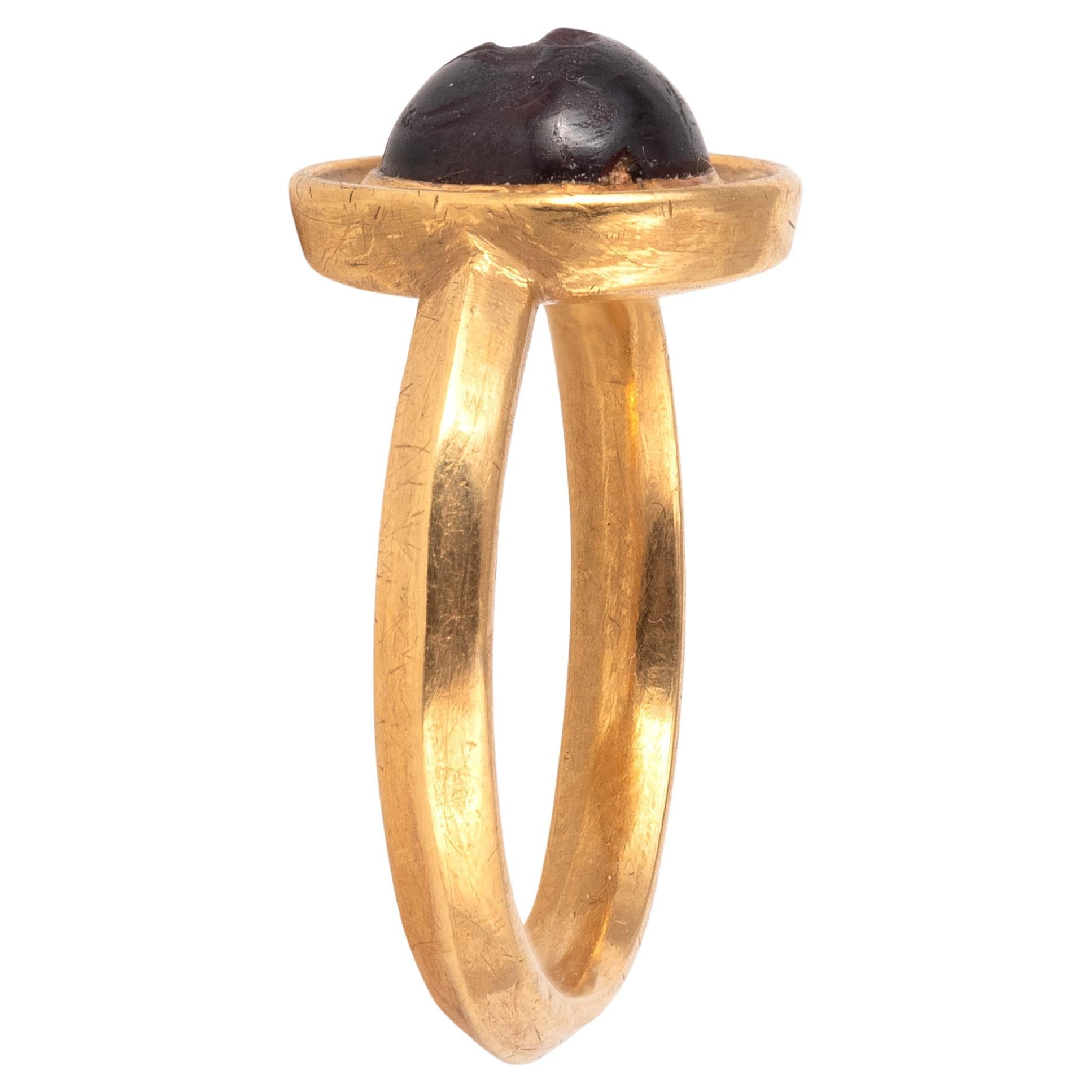 Romain classique Bague en or ornée d'une intaille en grenat romain. Sauterelle. 1er siècle en vente