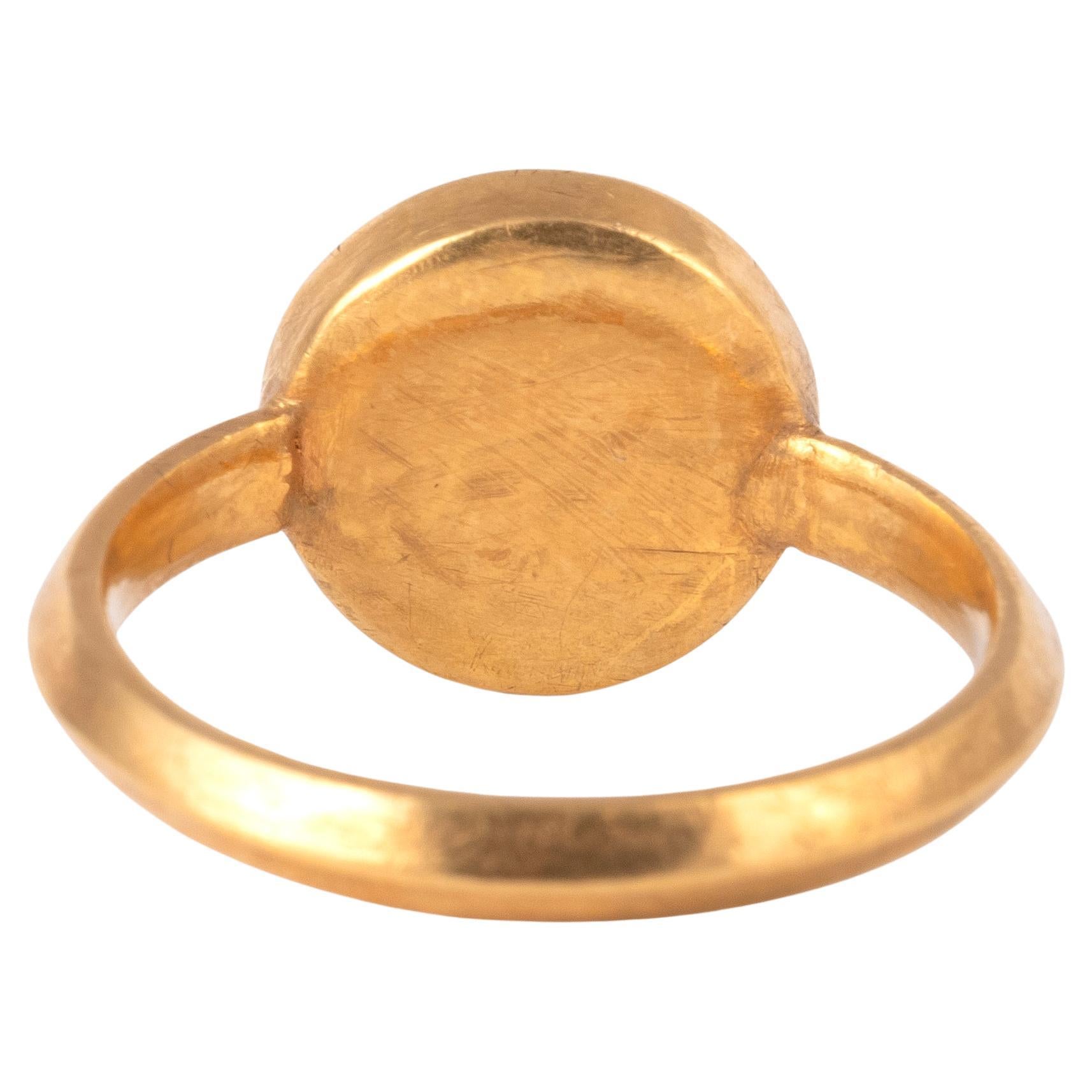 Non taillé Bague en or ornée d'une intaille en grenat romain. Sauterelle. 1er siècle en vente