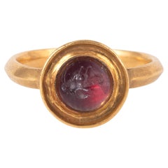 Un granate romano engastado en un anillo de oro. Saltamontes. Siglo I