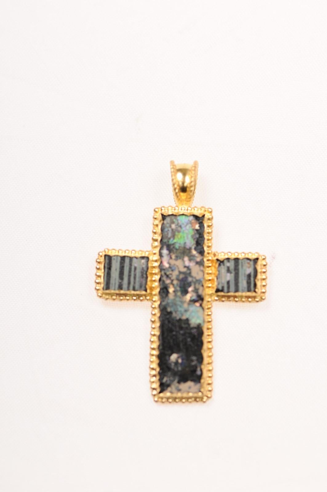 Cruz romana de cristal engastada en oro de 21 quilates . Esta antigua cruz romana está engastada en 3,6 gramos de oro de 21 quilates. Se creó entre los siglos I y III d.C. Se trata de una pieza artesanal hecha a medida con metal precioso y