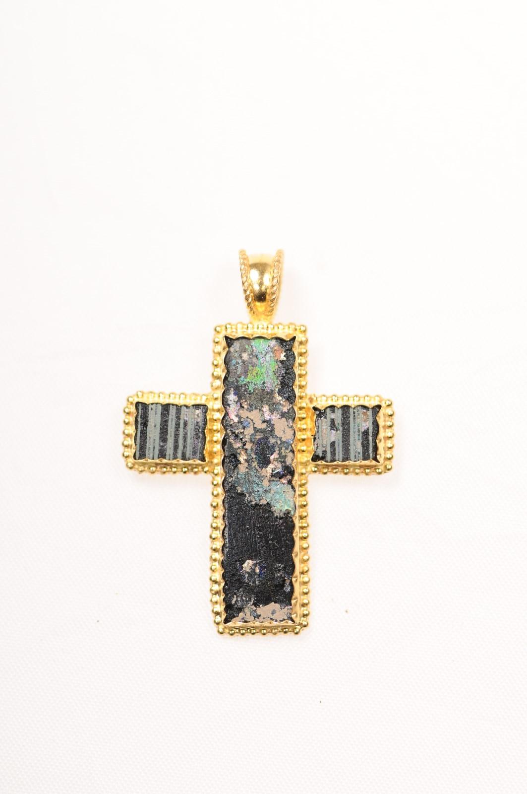 Cruz romana de cristal engastada en oro de 21 quilates (sólo colgante) en Excelente estado para la venta en Atlanta, GA