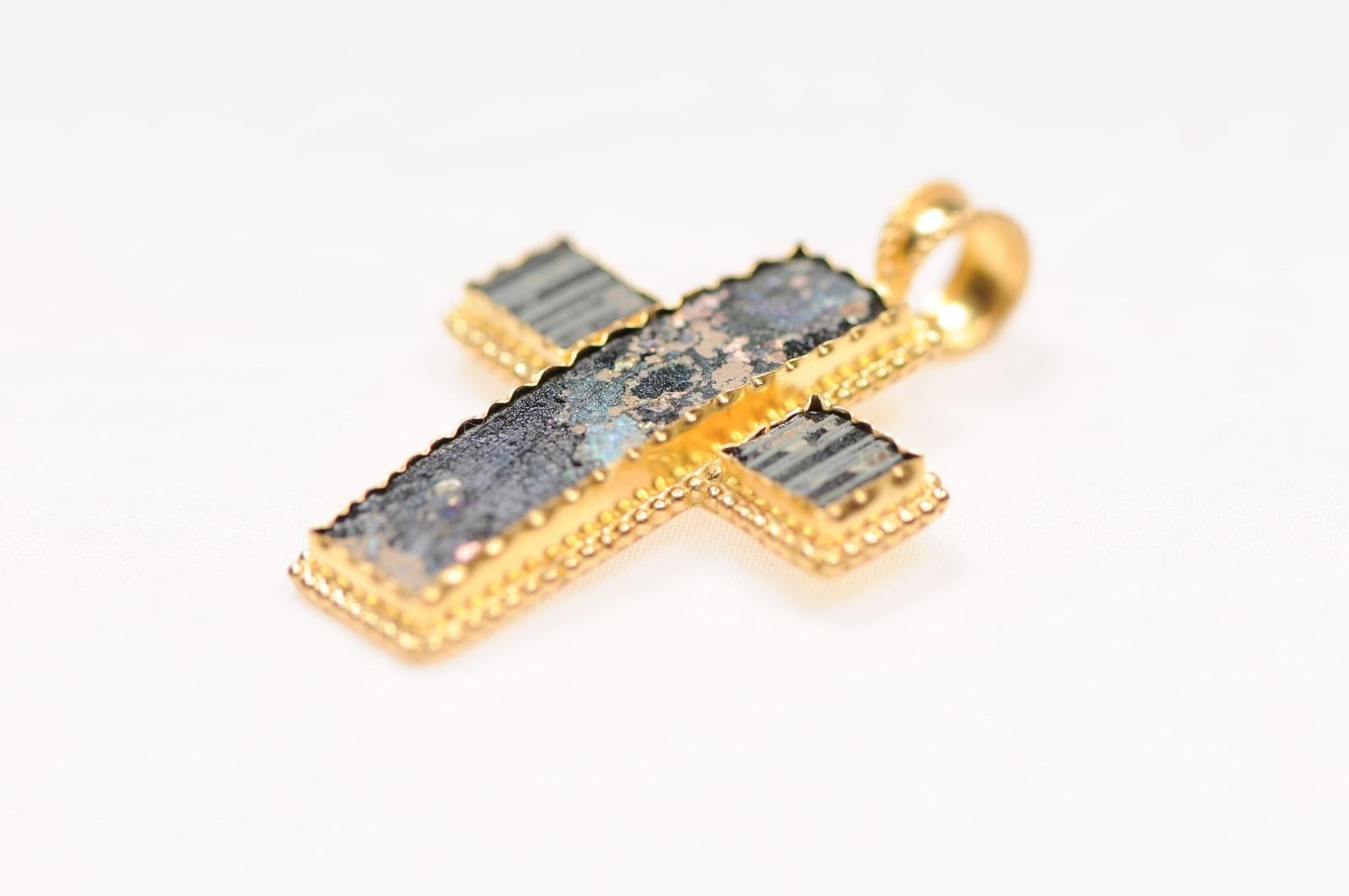 Cruz romana de cristal engastada en oro de 21 quilates (sólo colgante) en venta 2