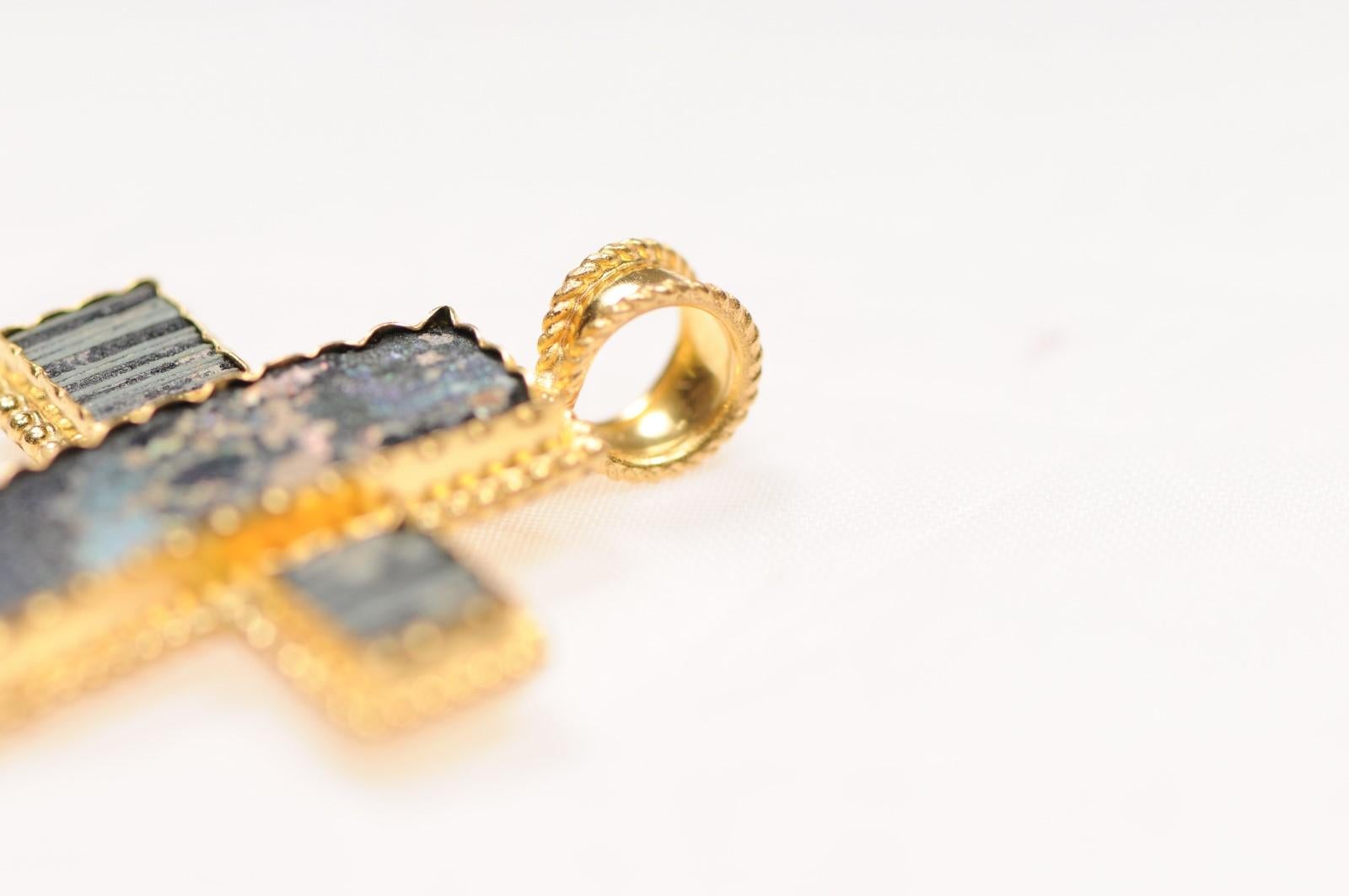 Cruz romana de cristal engastada en oro de 21 quilates (sólo colgante) en venta 3