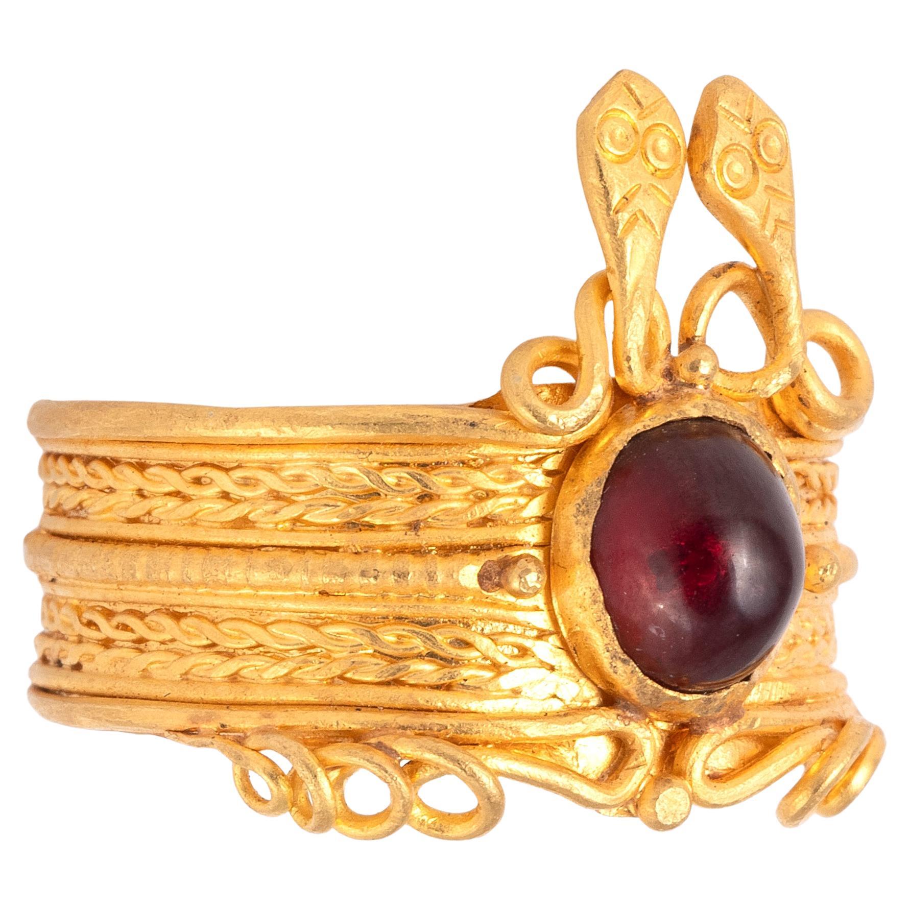 Römischer Gold- und Granatschlangenring CIRCA 1. Jahrhundert n. Chr. (Klassisch-römisch) im Angebot