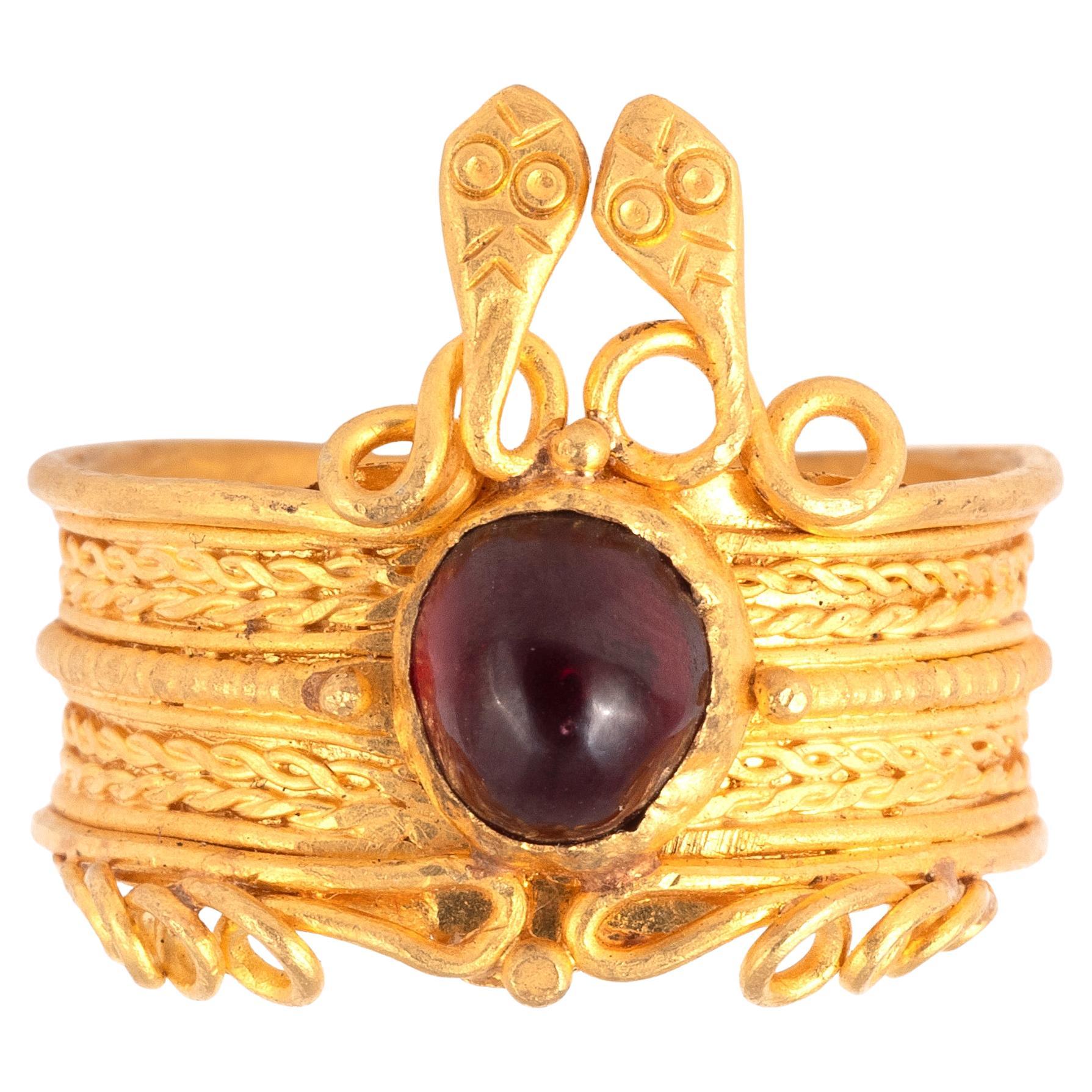 Anello romano in oro e granato a forma di serpente, circa del I secolo d.C.