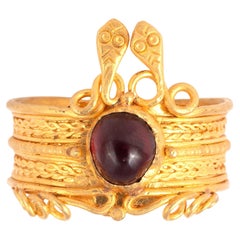 Anello romano in oro e granato a forma di serpente, circa del I secolo d.C.