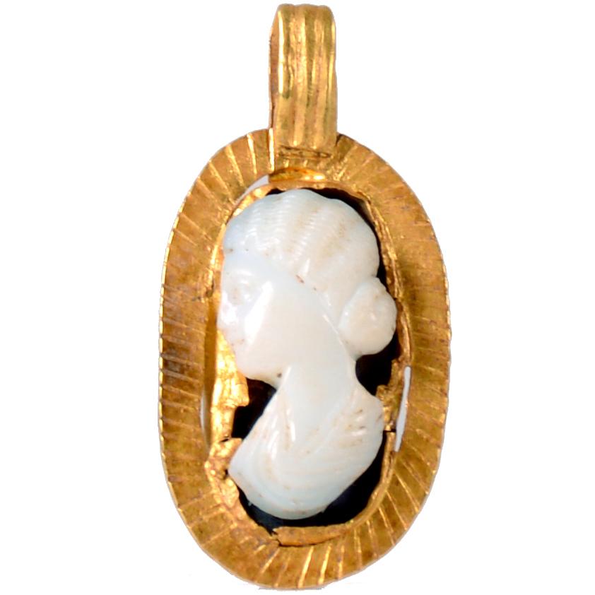 The loop attached to an oval fitting with radiant decoration. The cameo made of agate, showing the profile of a female bust with hair pinned up. The portrait in the style of Faustina Junior, wife of Marcus Aurelius.

3,6 cm (h)

Ex London private