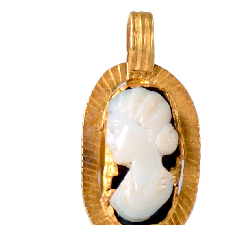 Classical Roman A Roman gold pendant with portrait cameo For Sale