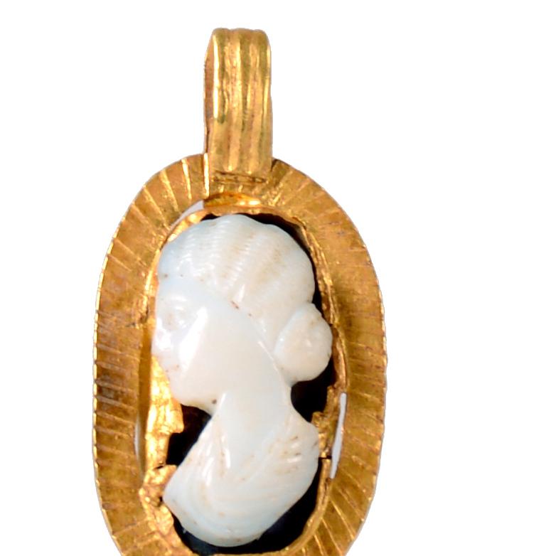 Italian A Roman gold pendant with portrait cameo For Sale