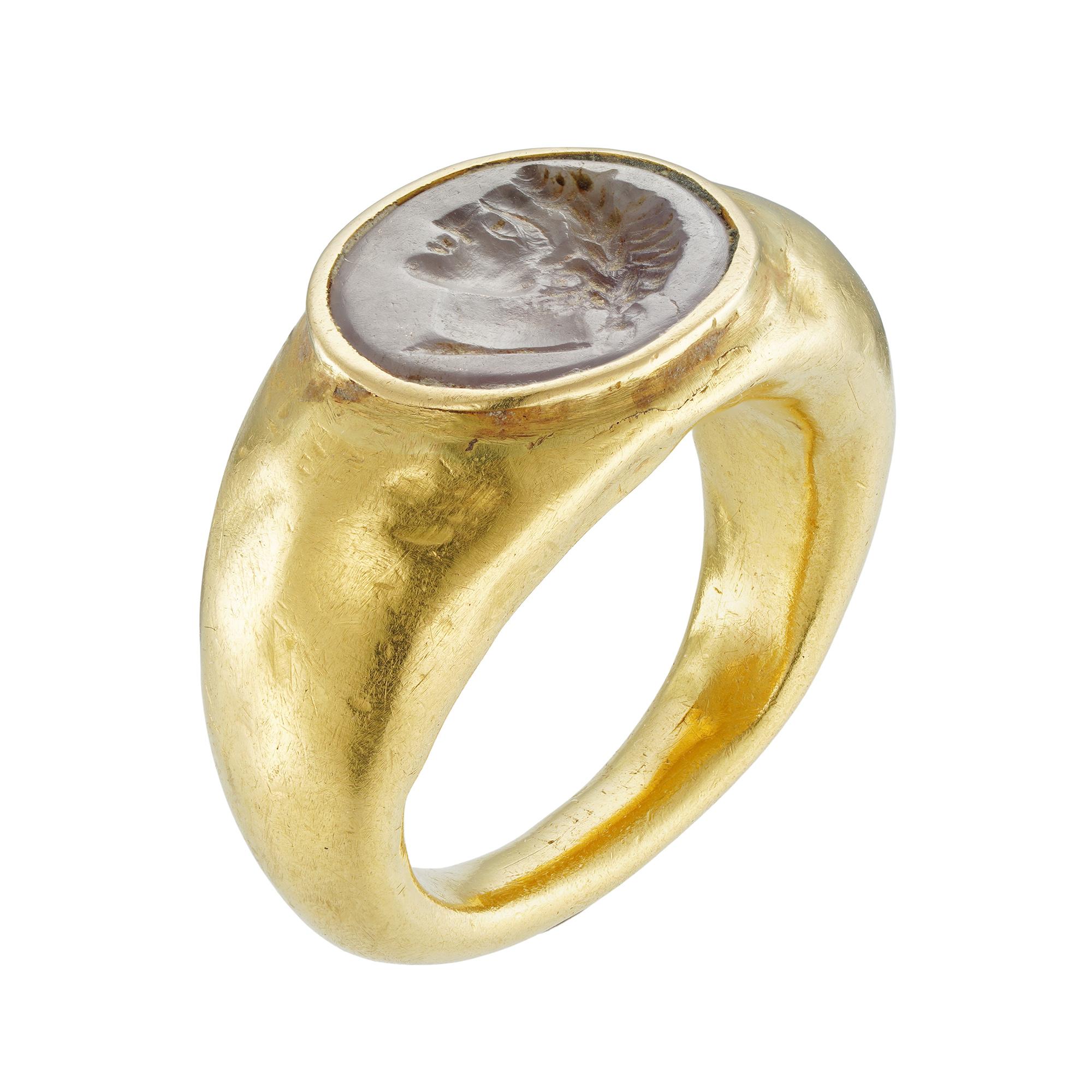 Classical Roman A Roman intaglio gold hardstone ring For Sale
