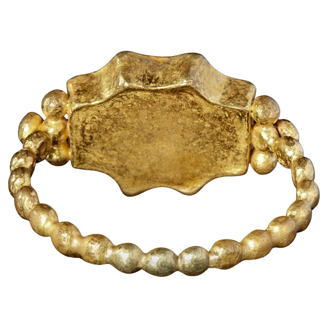 Anillo romano calcográfico de oro amarillo de 22 quilates con mariposa de Nicolo Siglo II d.C. Romano clásico en venta