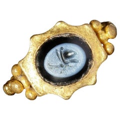Anillo romano calcográfico de oro amarillo de 22 quilates con mariposa de Nicolo Siglo II d.C.