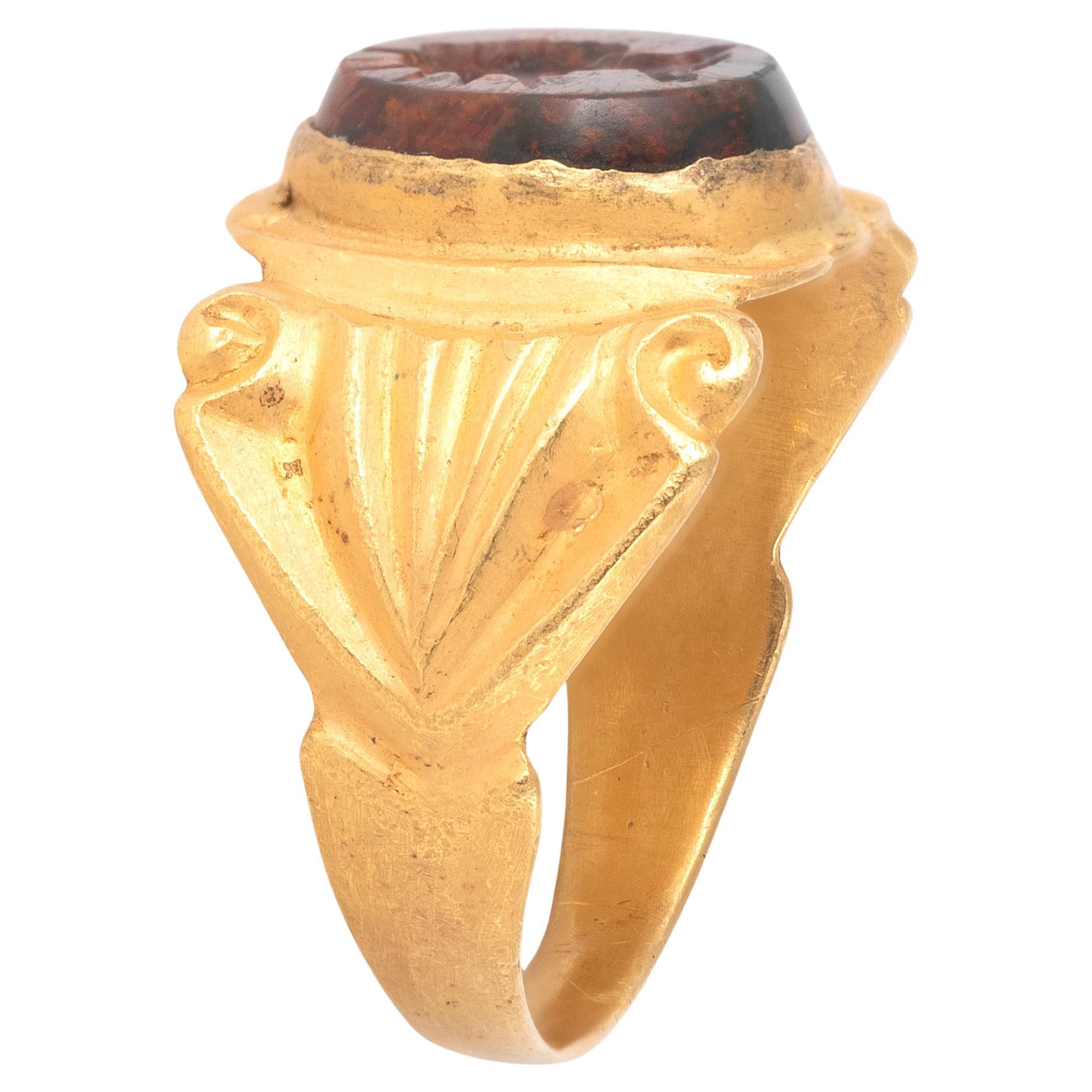Grezzo Un anello romano con diaspro e Helios incastonato in oro antico in vendita